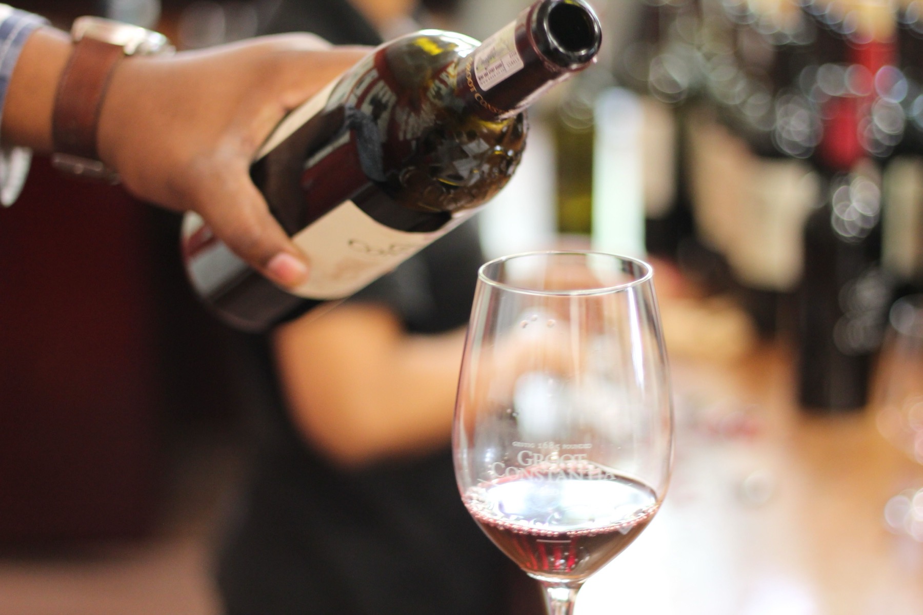 Viñedos y catas en la Toscana (Italia) 2026: 11 bodegas y precios 18 Sirviendo vino tinto en una copa