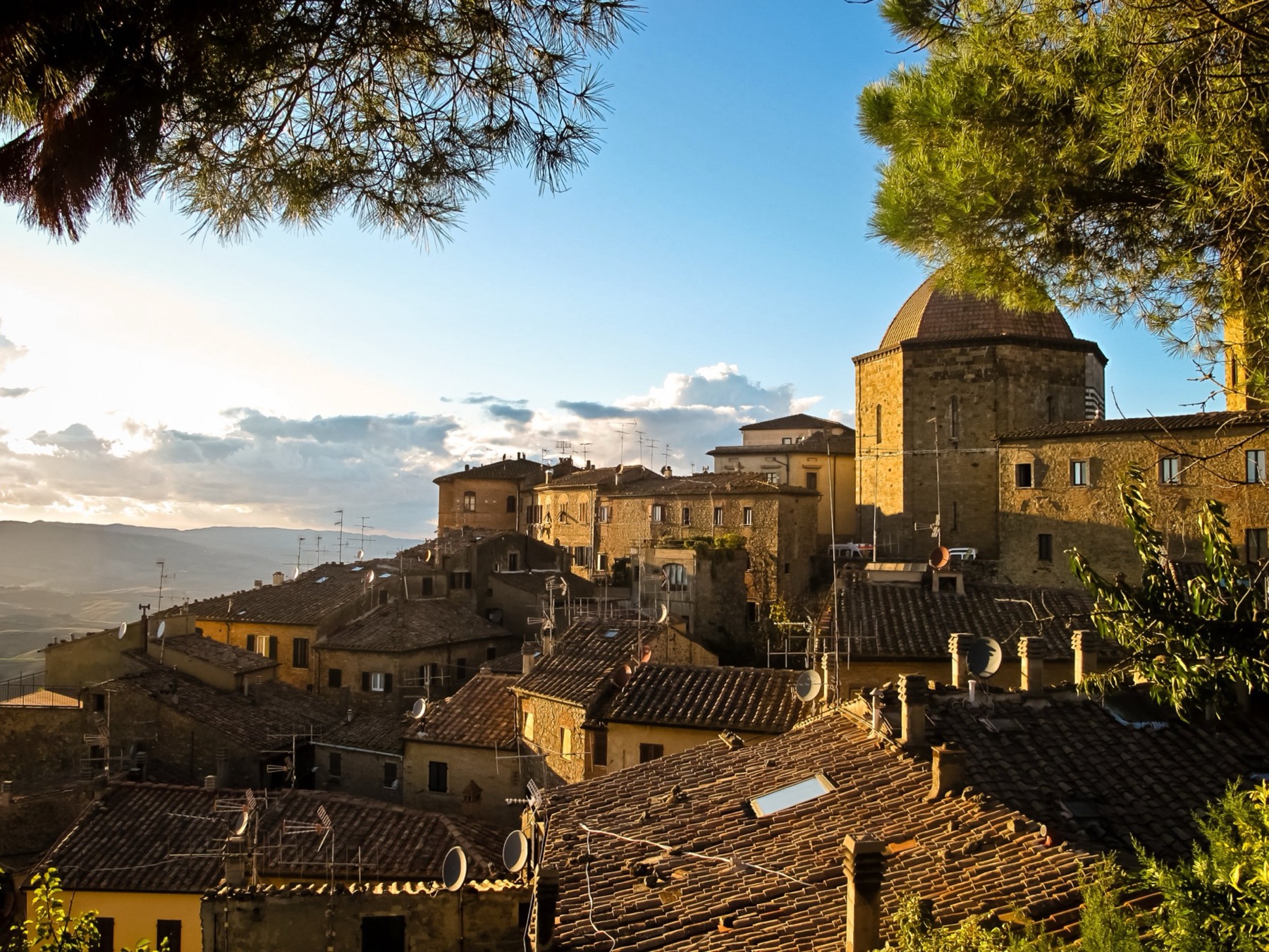 Volterra na kopci nad toskánskou krajinou
