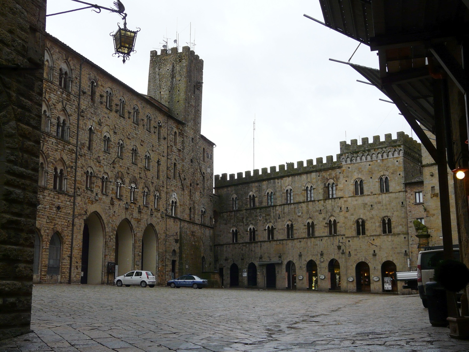 Volterra, Itálie: 18 tipů, co vidět v etruském městě alabastru 2 Náměstí Piazza dei Priori ve Volterře