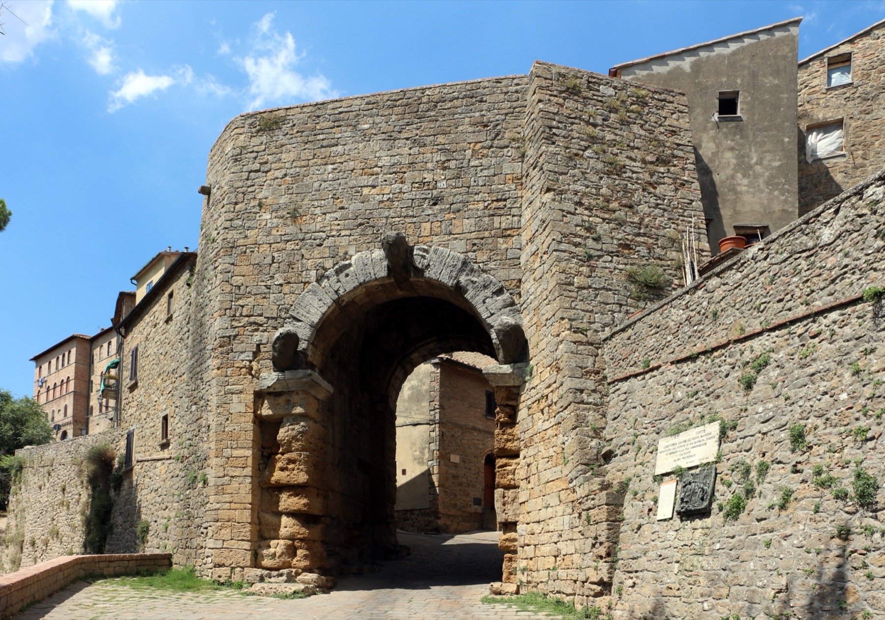 Volterra, Itálie: 18 tipů, co vidět v etruském městě alabastru 4 Etruská brána Porta all'Arco ve Volterře