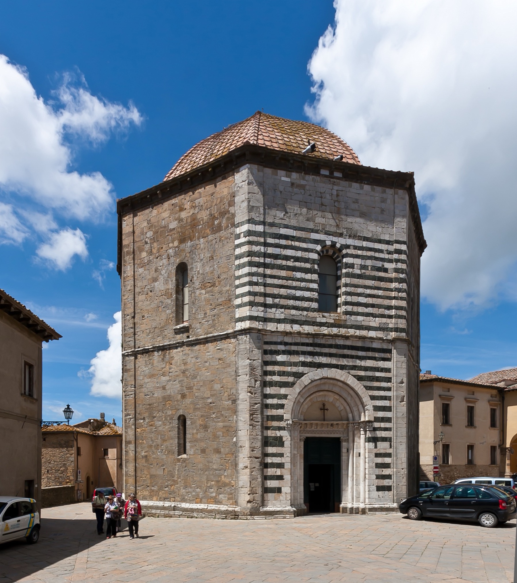Volterra, Itálie: 18 tipů, co vidět v etruském městě alabastru 10 Osmiboké baptisterium San Giovanni ve Volterře