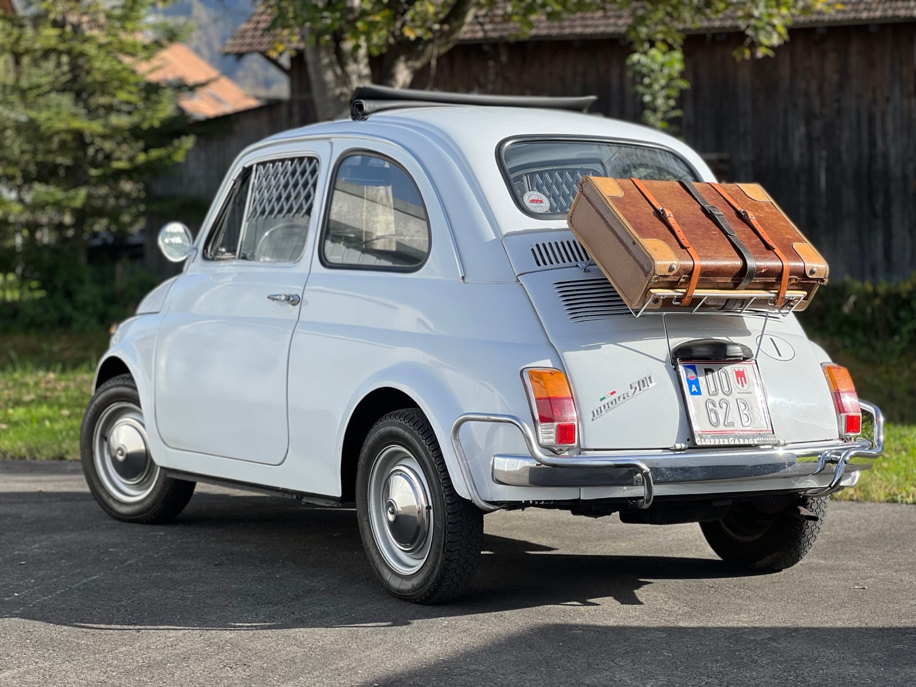 Ubytovanie v Toskánsku: 30 tipov od lacných po luxusné 39 Fiat 500 s kuframi na ceste do ubytovania