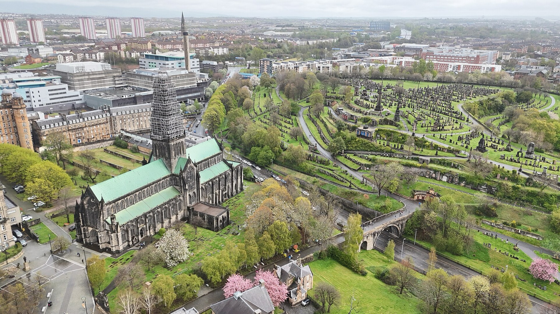 Mit érdemes megnézni Glasgow-ban: 18 tipp és ingyenes múzeumok 2026-ban 16 Szent Mungo székesegyház és a Necropolis temető