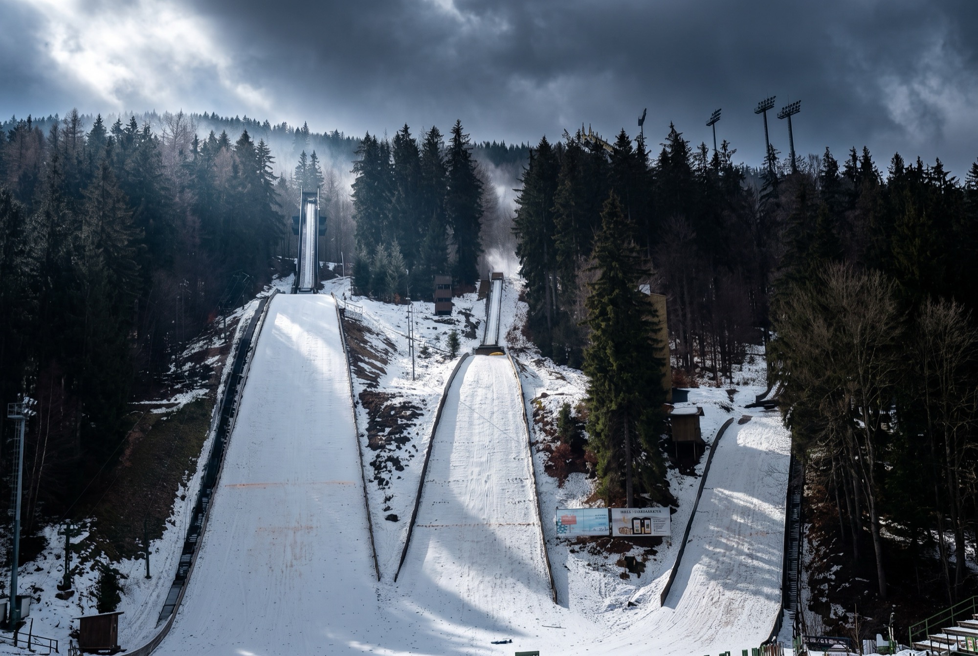 Harrachov 2026: 14 wskazówek, stoki, karnet i mamucią skocznia 8 Skocznie narciarskie w Harrachowie pod śniegiem