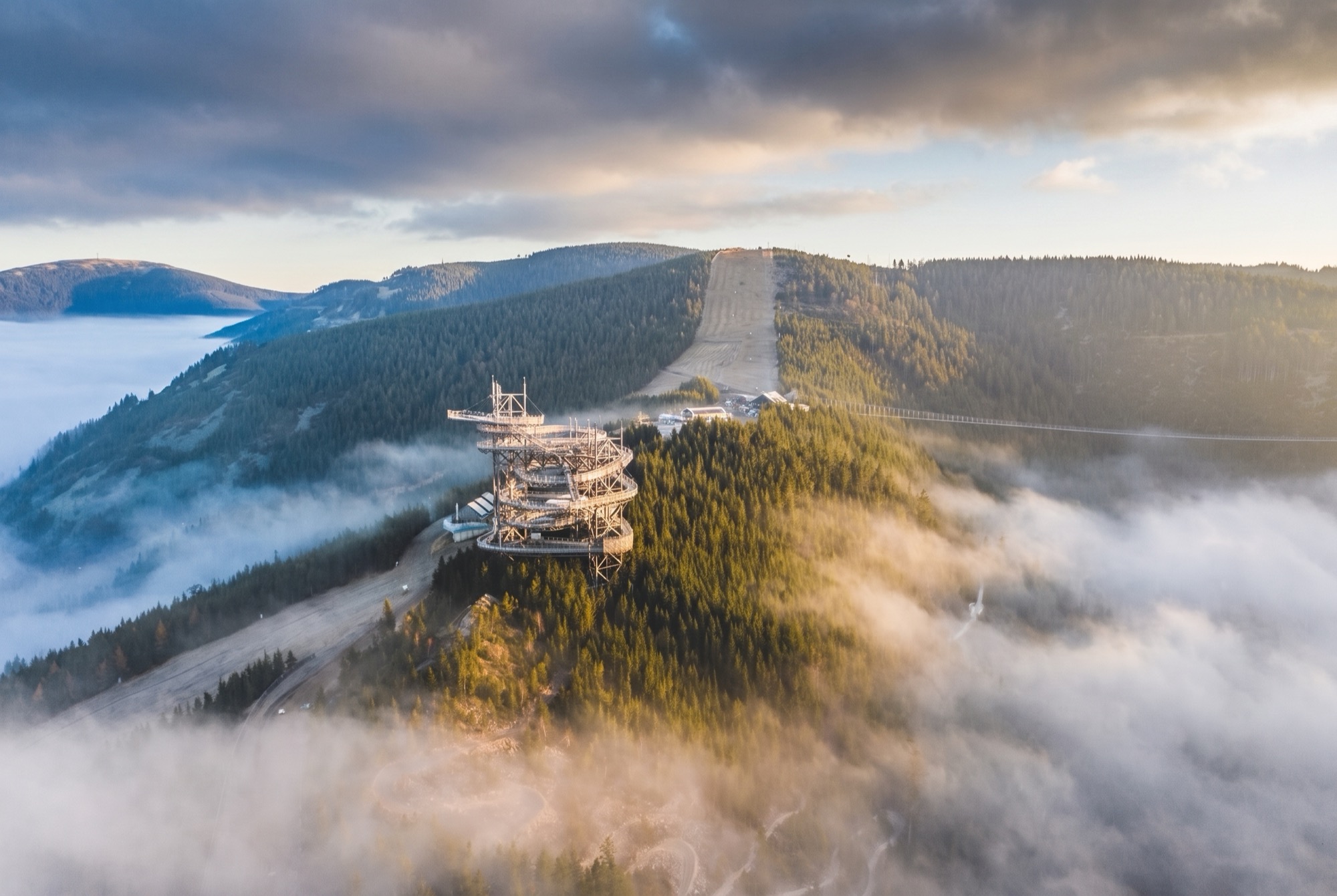 Skifahren in Tschechien 2026: 14 beste Skigebiete und Skipässe 15 Dolní Morava und der Wolkenpfad über dem Nebel