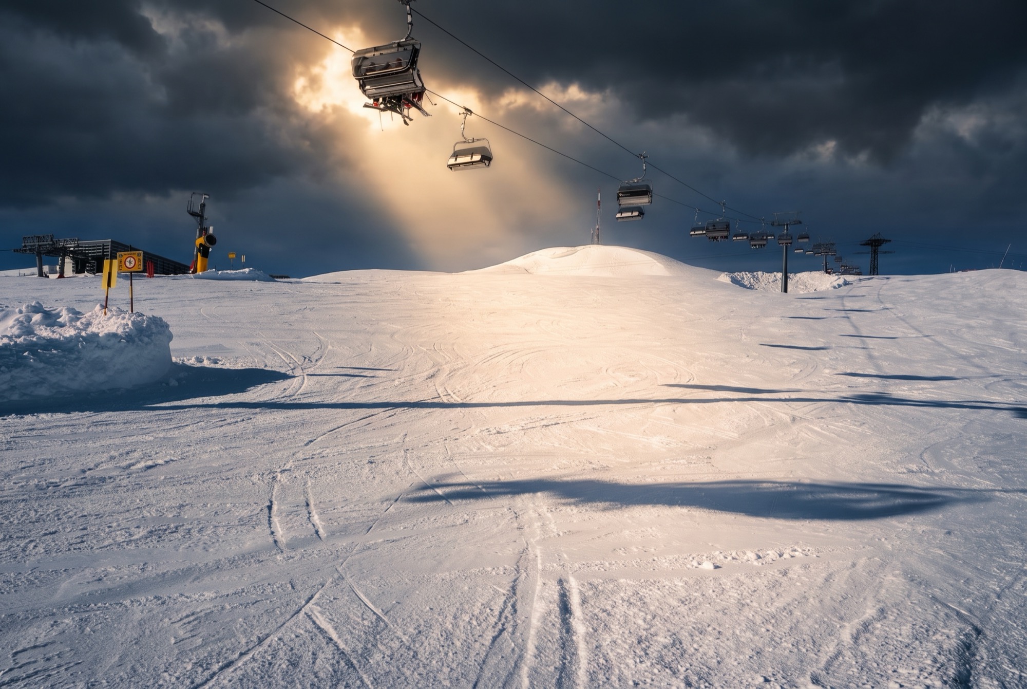 Skifahren in Österreich: 20 Top-Skigebiete und Skipass-Preise 2026 21 Piste am Arlberg bei der Galzig-Bahn