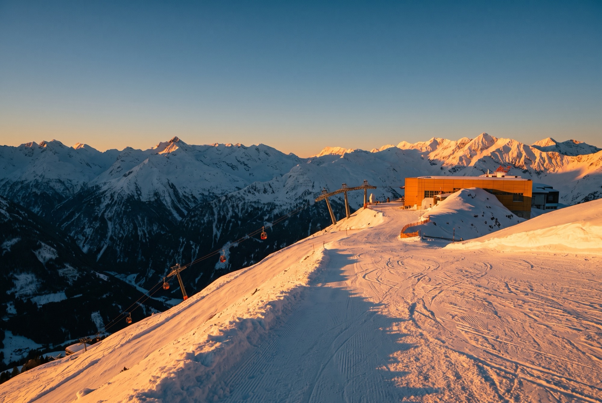 Skifahren in Österreich: 20 Top-Skigebiete und Skipass-Preise 2026 16 Winterlicher Grat über Bad Gastein