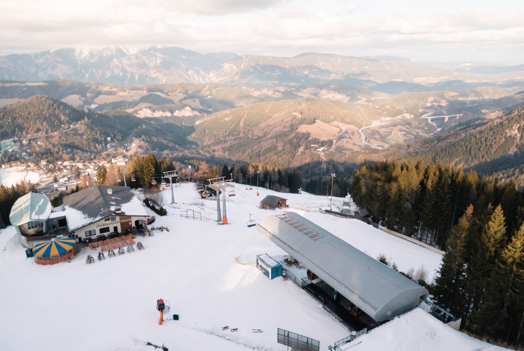 Skifahren in Österreich: 20 Top-Skigebiete und Skipass-Preise 2026 7 Hirschenkogel am Semmering im Winter