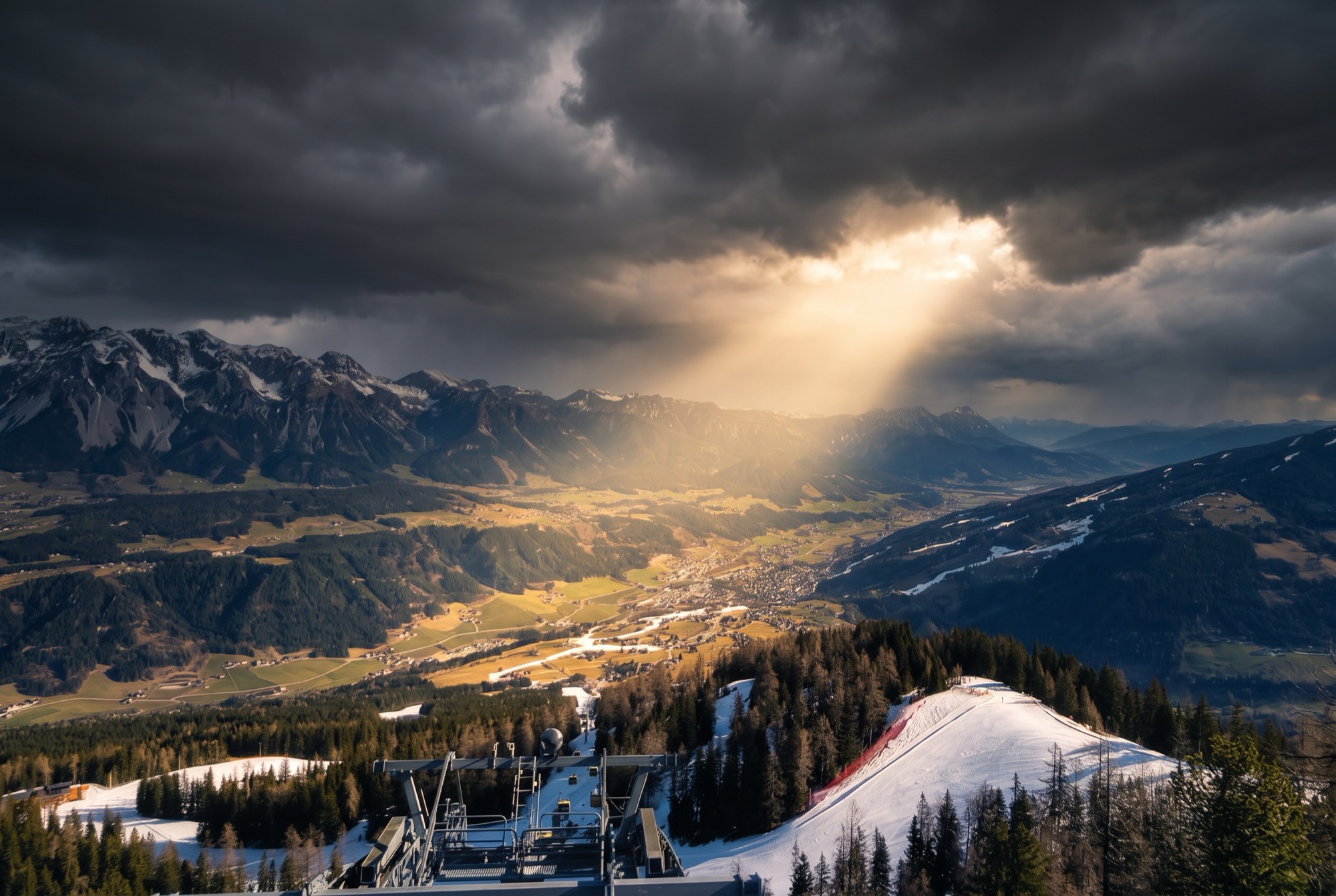 Schladming and Ski amadé: 14 Tips for Austria's Largest Ski Pass in 2026 9 Hochwurzen and the valley with ski jumps