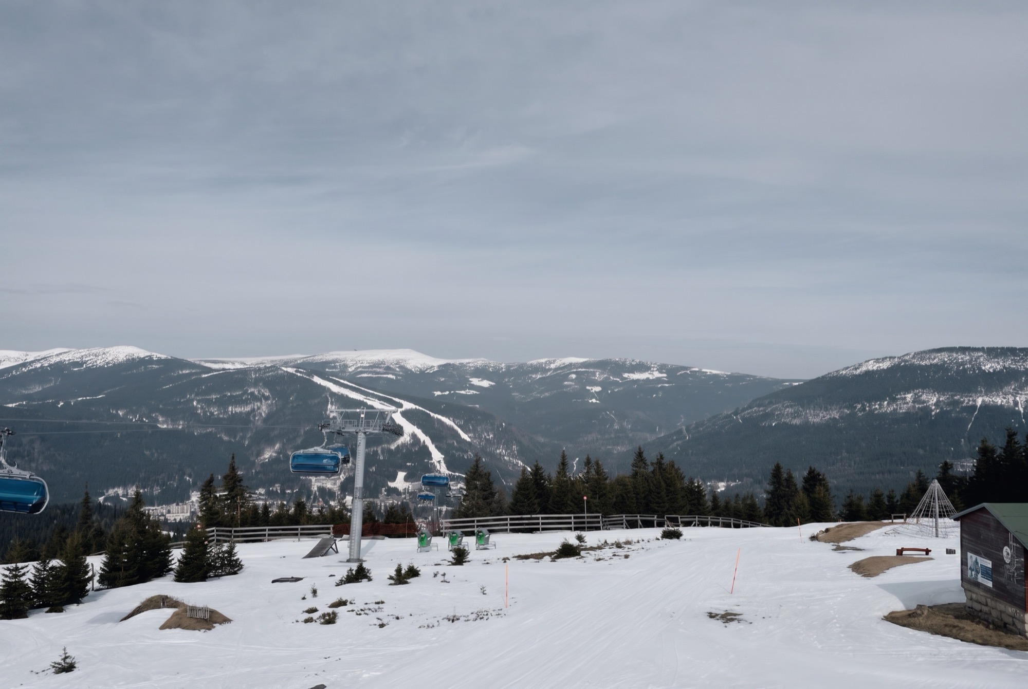 Špindlerův Mlýn: 15 wskazówek, trasy, karnet i nowe połączenie 2026 2 Zimowa panorama Karkonoszy nad Špindlerův Mlýn