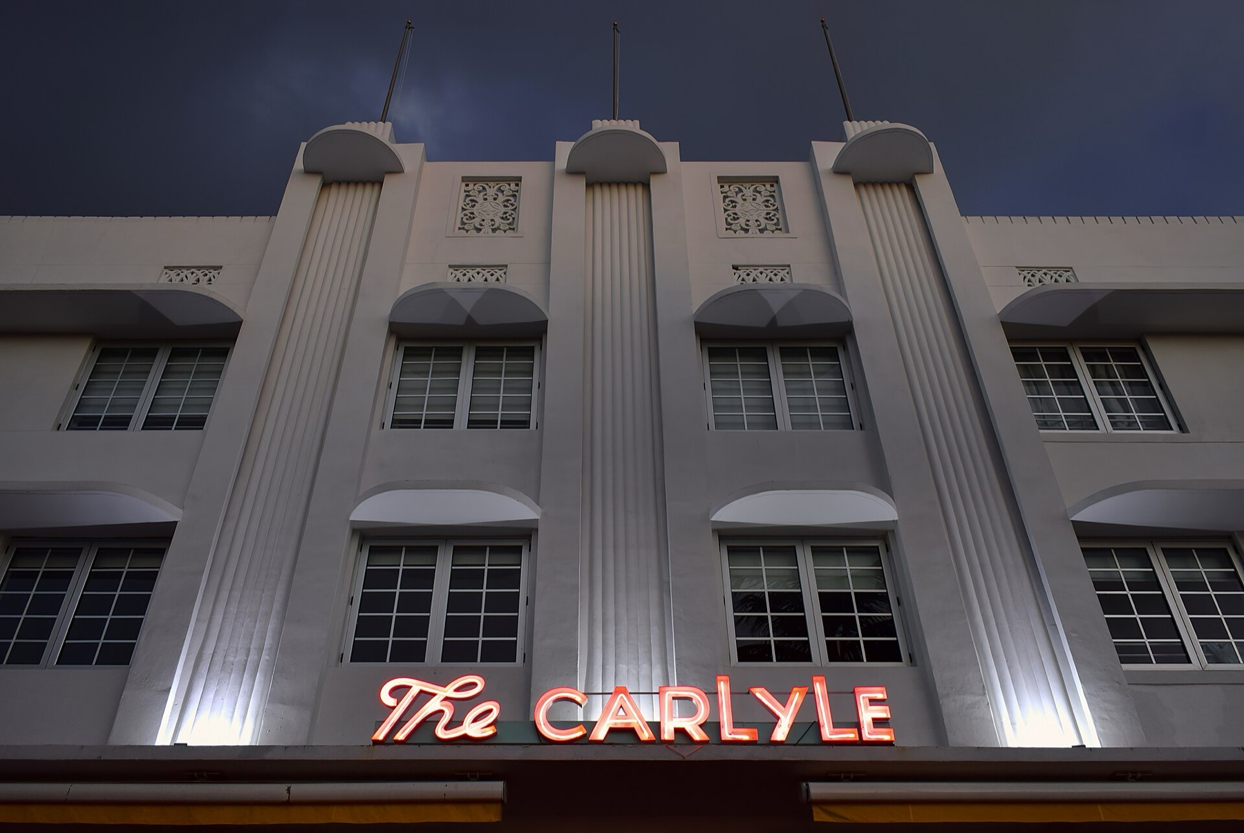 What to See in Miami: 18 Tips and What's Free in 2026 4 Ocean Drive at night