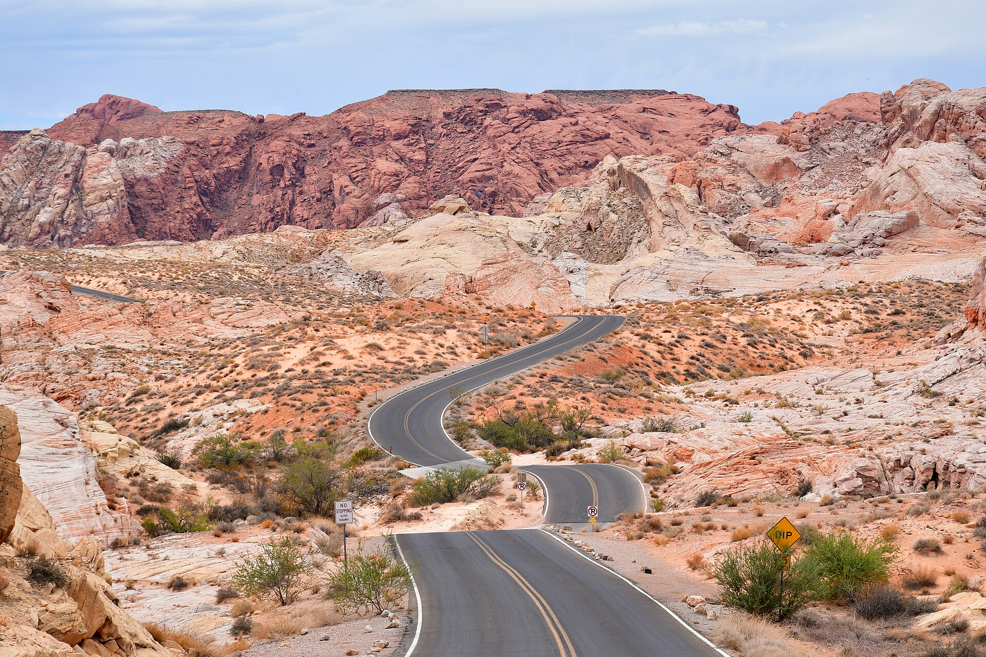 Las Vegas, USA: 29 tipp, mit láss a Stripen túl is 2026-ban 1 Út a vörös sziklák között a Valley of Fire-ben, egy órányira Las Vegastól