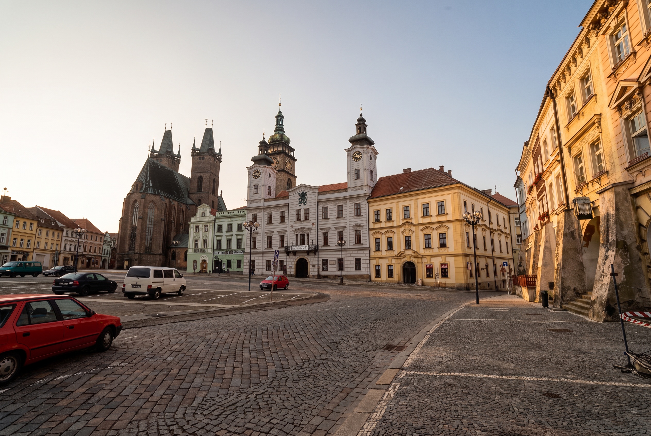 Kam na dovolenou ve východních Čechách: 15 tipů, co vidět a dělat 8 Velké náměstí v Hradci Králové s Bílou věží za svítání (foto upraveno z Wikimedia Commons, Pudelek, CC BY-SA 4.0)