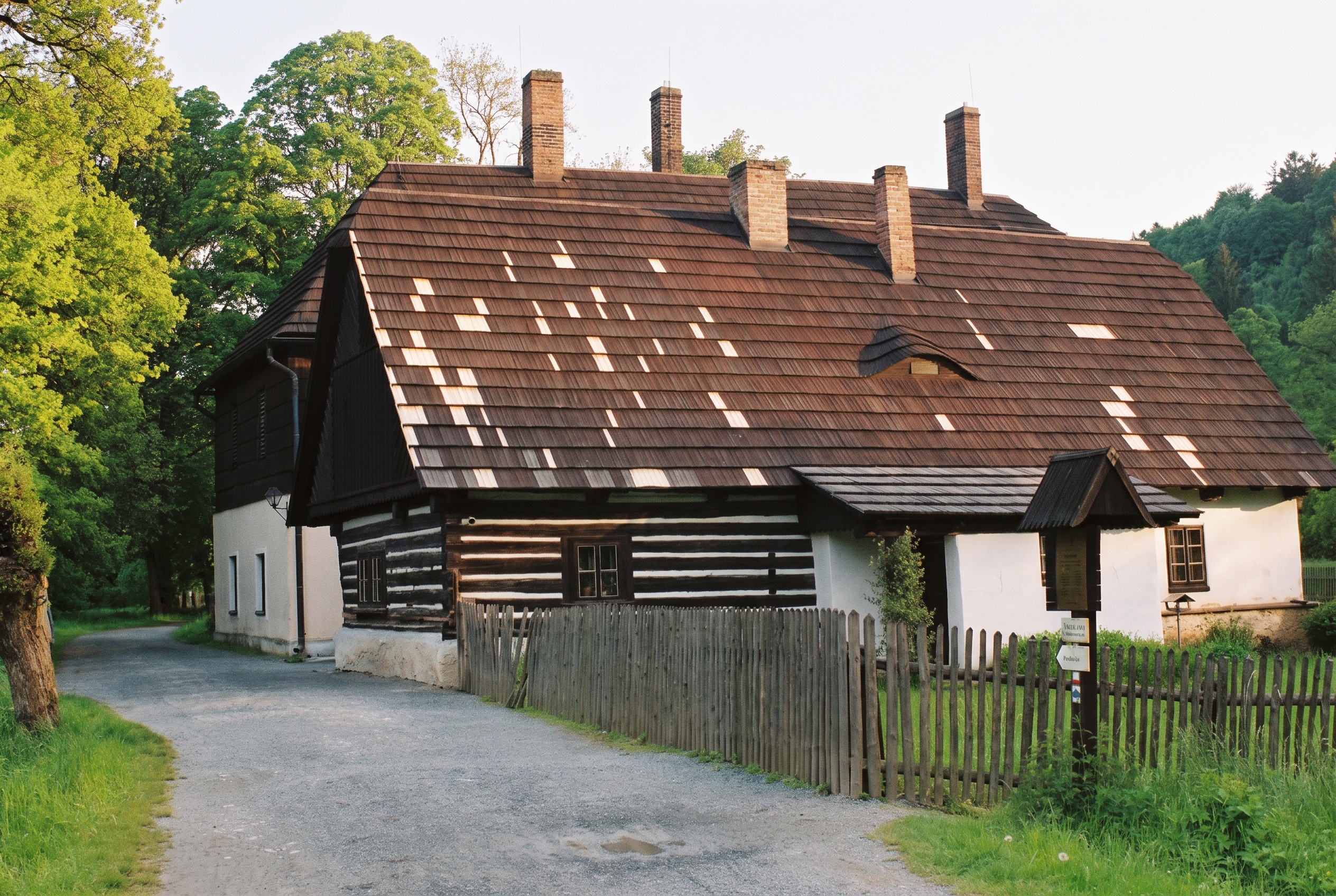 Kam na dovolenou ve východních Čechách: 15 tipů, co vidět a dělat 6 Staré bělidlo v Babiččině údolí v ranním světle (foto upraveno z Wikimedia Commons, CC BY-SA)