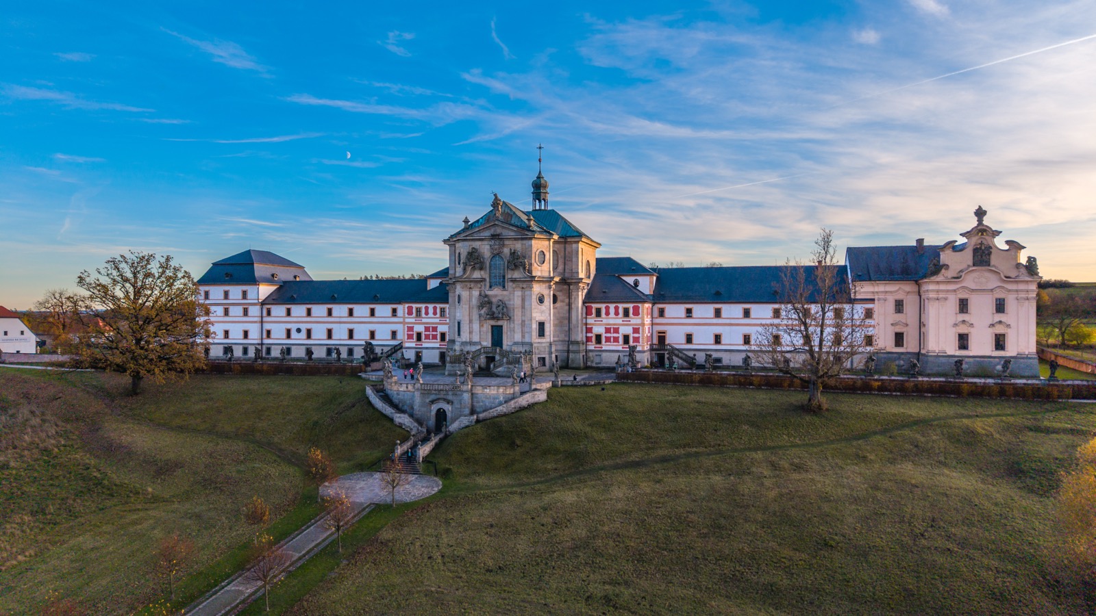 Kam na dovolenou ve východních Čechách: 15 tipů, co vidět a dělat 7 Barokní hospital Kuks nad údolím Labe (Foto: Wikimedia Commons, CC BY-SA)