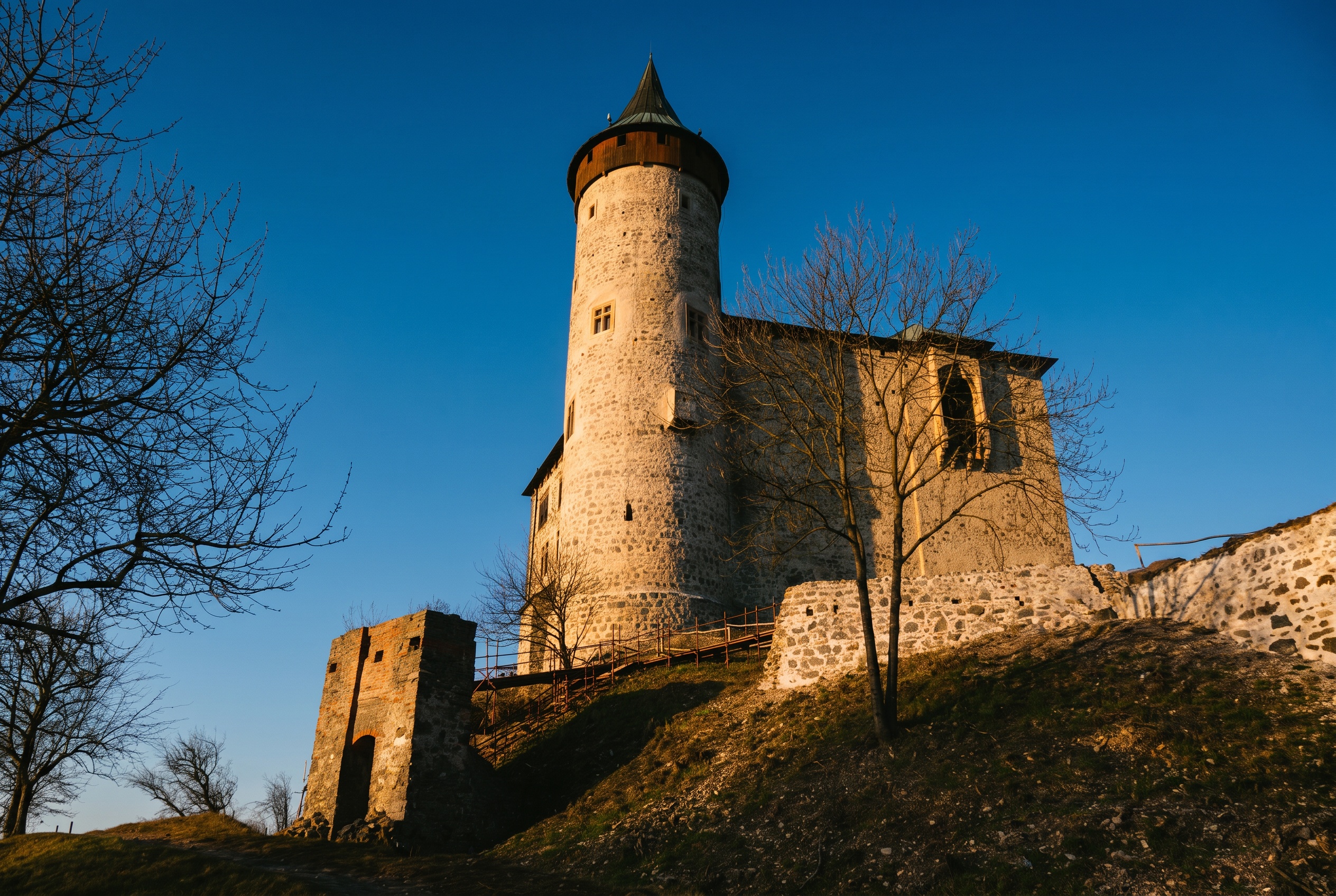 Kam na dovolenou ve východních Čechách: 15 tipů, co vidět a dělat 9 Hrad Kunětická hora ve zlatém světle (foto upraveno z Wikimedia Commons, CC BY-SA)