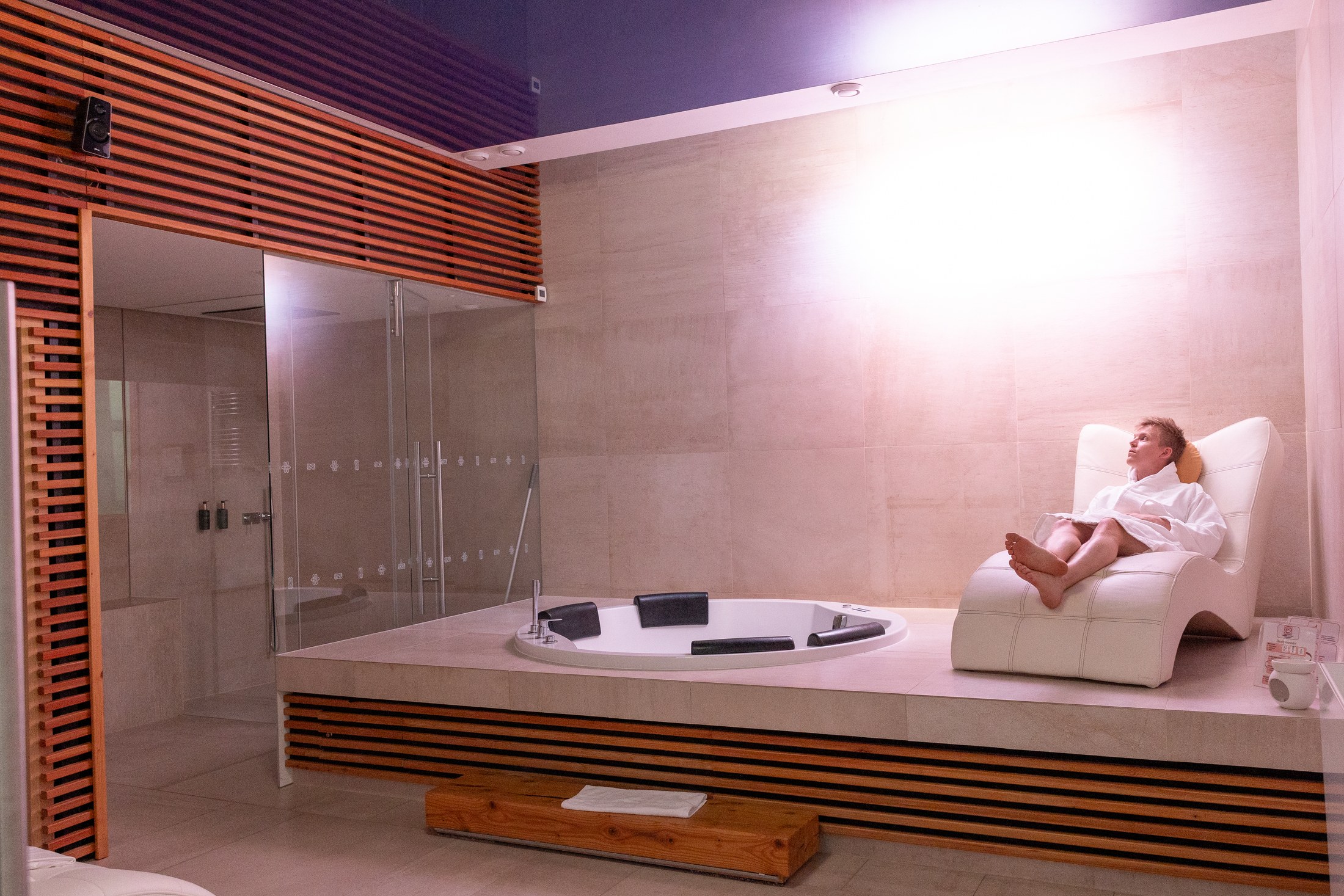 29 tipů na nejlepší wellness hotely a wellness pobyty pro dva v ČR 2 Vířivka ve wellness pokoji OREA Hotel Arigone v Olomouci
