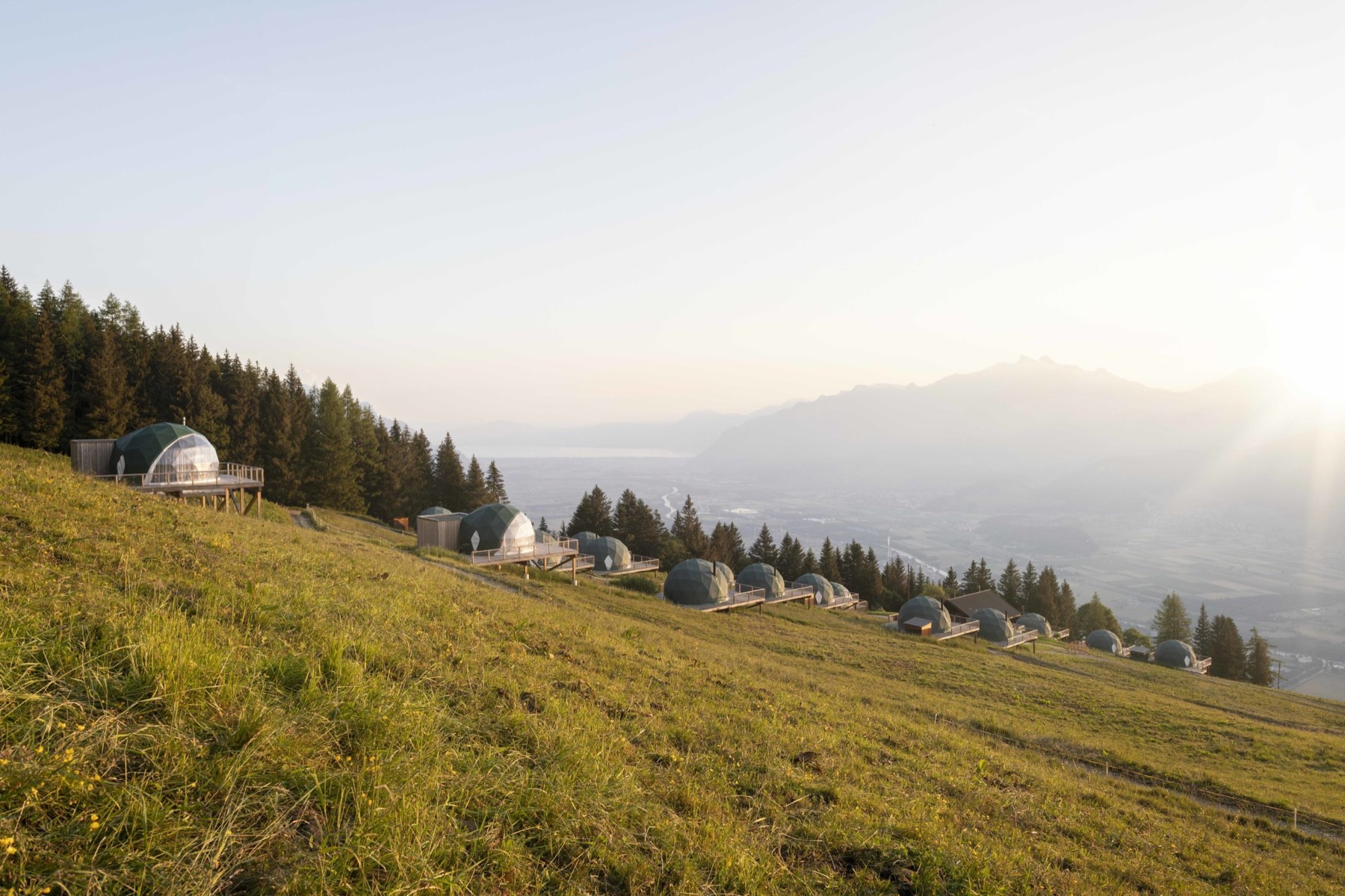 Alojamientos únicos del mundo: 35 lugares para tu bucket list en 2026 63 Cúpulas de Whitepod en un prado alpino sobre el valle