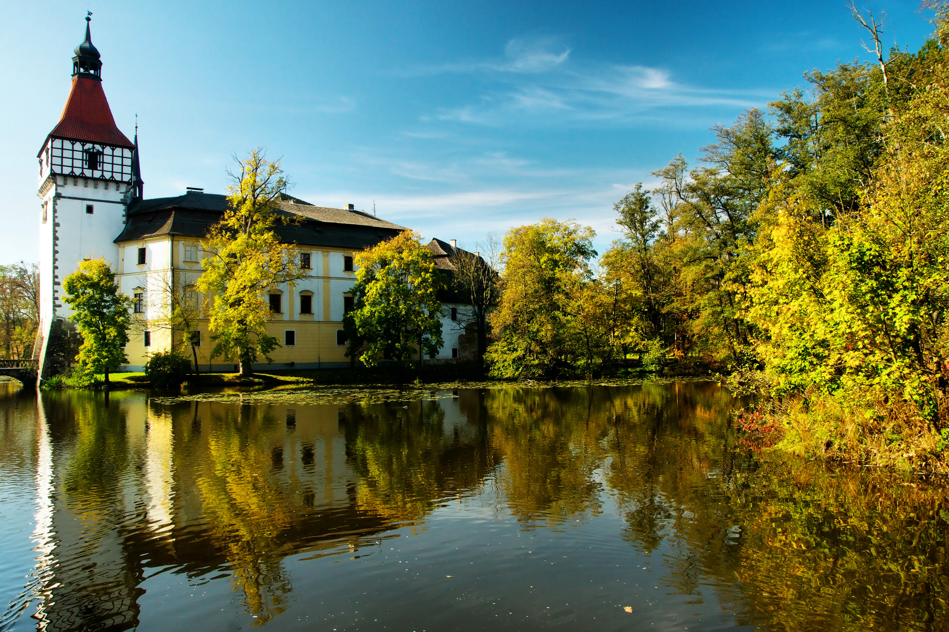 Písek con i bambini: 44 consigli di una mamma del posto per il 2026 33 Castello acquatico di Blatná con parco pieno di daini