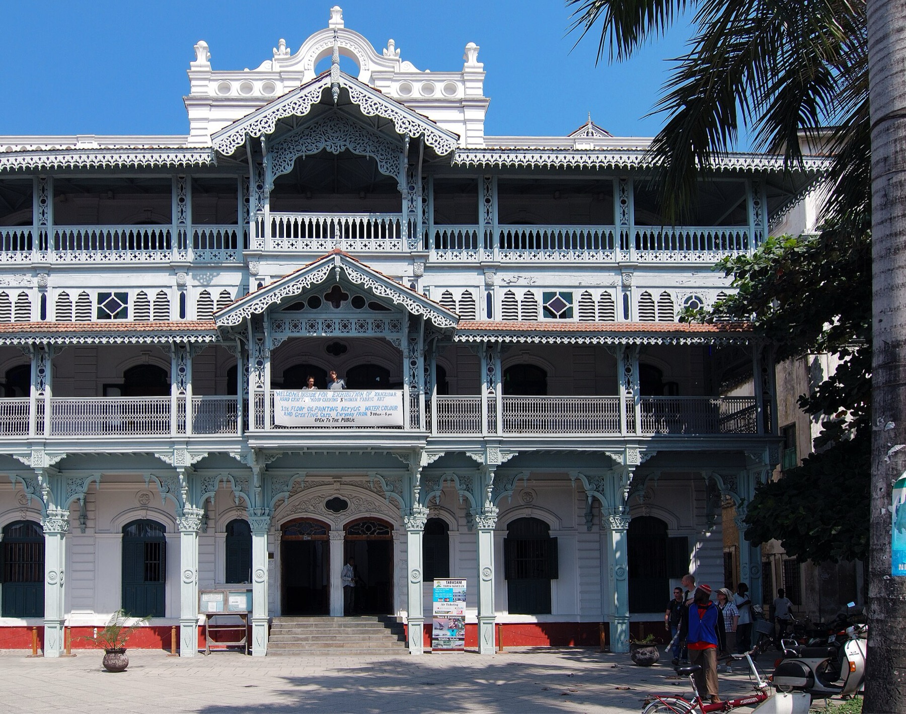 Zanzibar Tanzania: 44 oplevelser og bedste rejsetid i 2026 34 Old Dispensary, et af Stone Towns vartegn