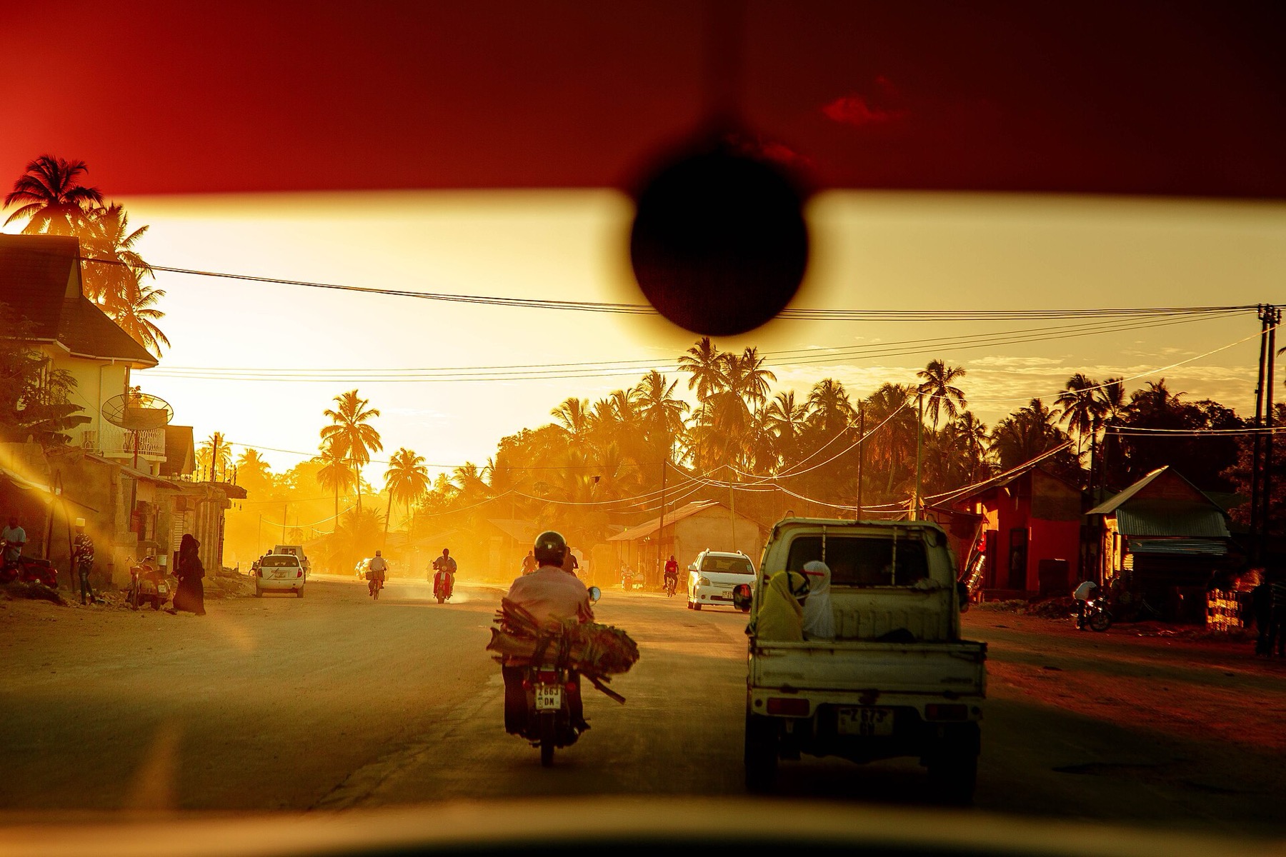 Zanzibar Tanzania: 44 oplevelser og bedste rejsetid i 2026 38 Vej i Zanzibars indre ved solnedgang