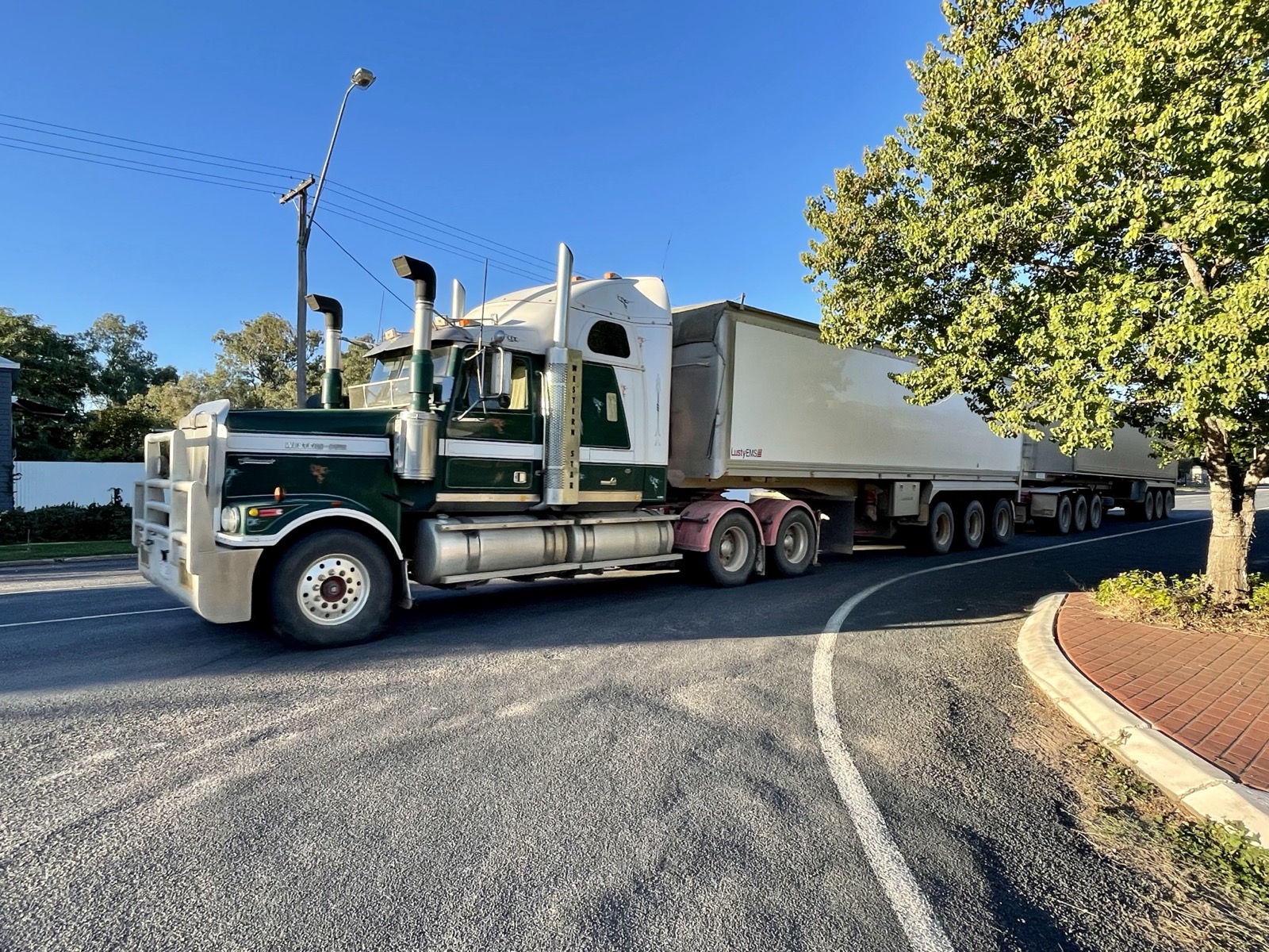Australia Occidental 2026: qué ver de Perth a Kimberley + itinerario 22 Road train en una carretera australiana