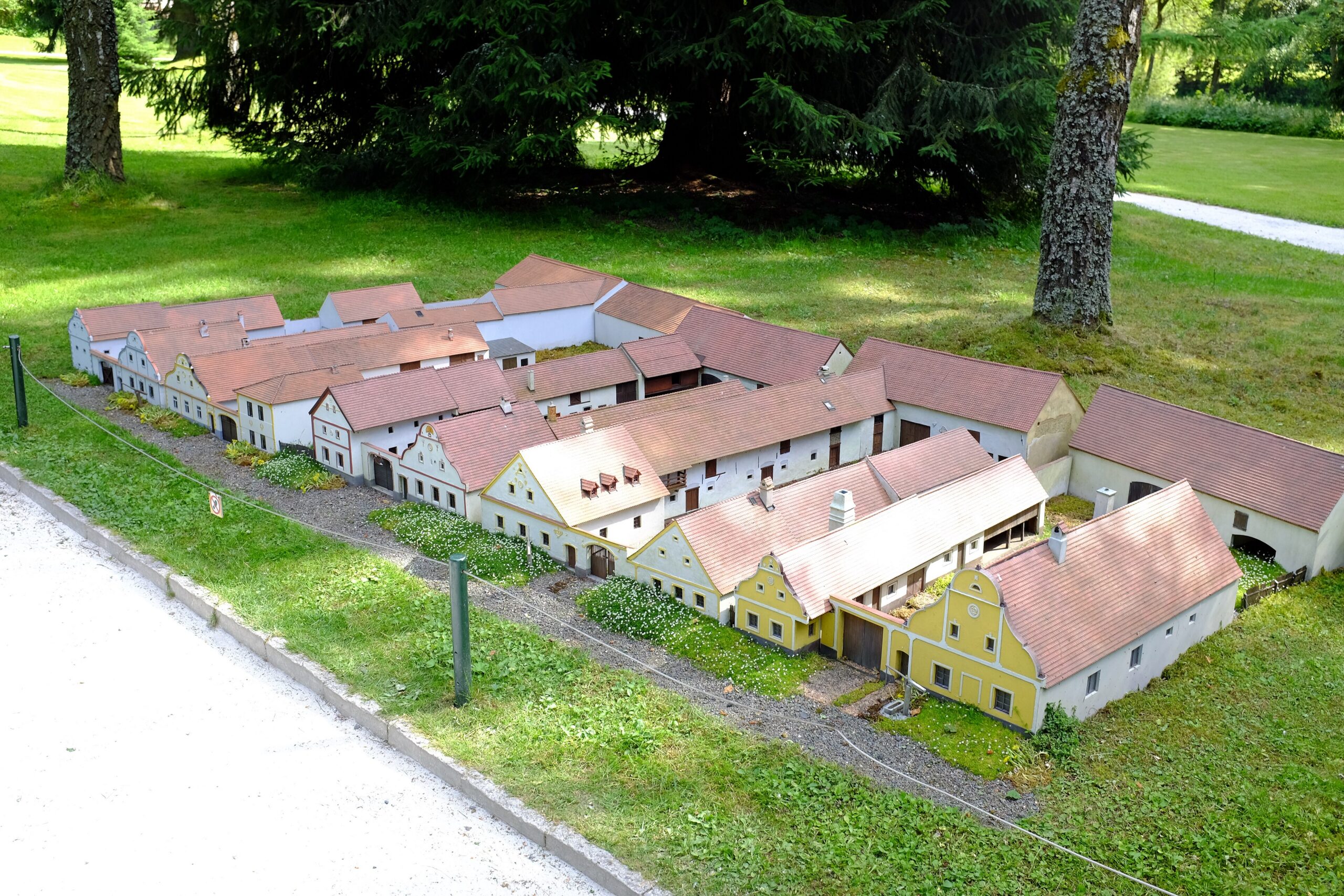 Kam na dovolenou v západních Čechách: 15 tipů na lázně i hrady 19 Model vesnice Holašovice v parku miniatur Boheminium (Foto: Lubor Ferenc, CC BY-SA 4.0, Wikimedia Commons)