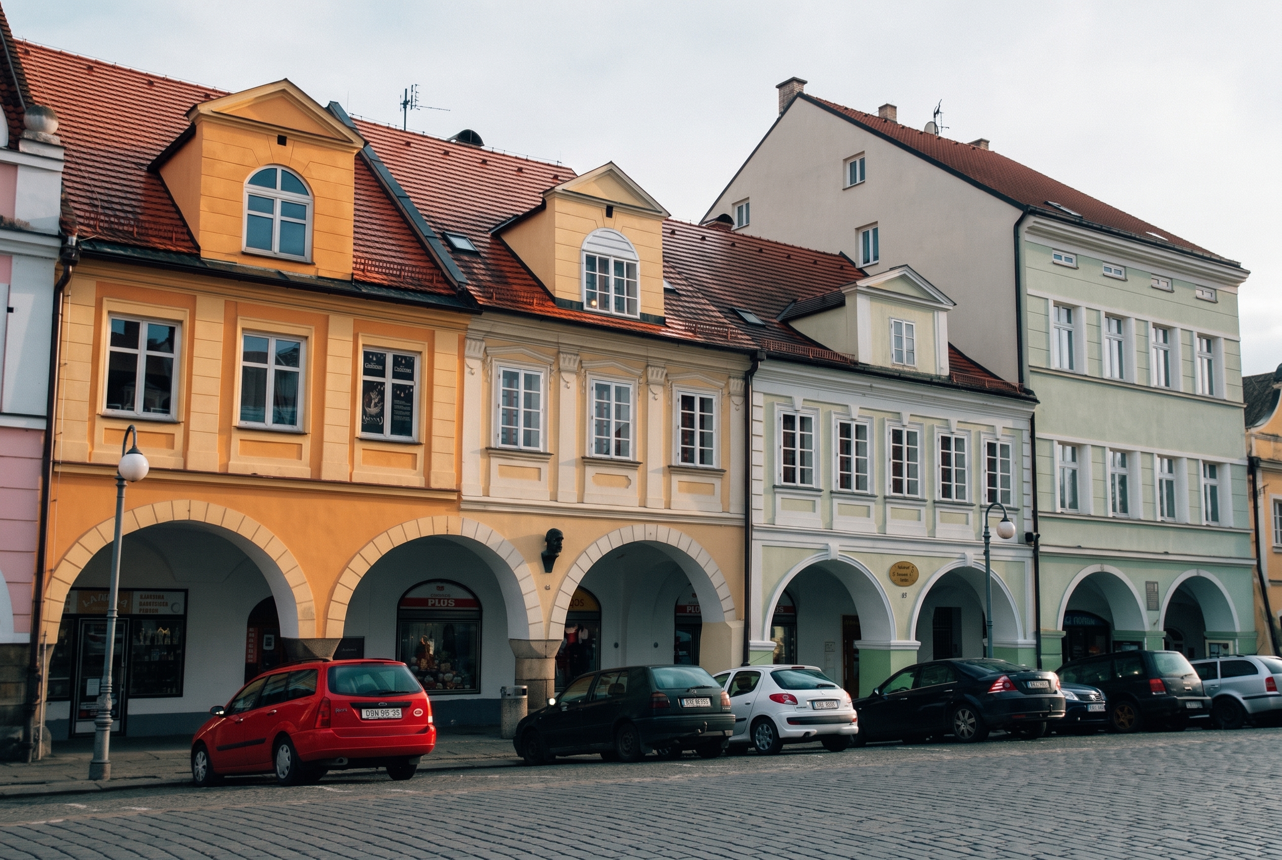 Kam na dovolenou v západních Čechách: 15 tipů na lázně i hrady 9 Domy s podloubím na náměstí v Domažlicích (foto upraveno z Wikimedia Commons, Martin Strachoň, CC BY-SA 4.0)