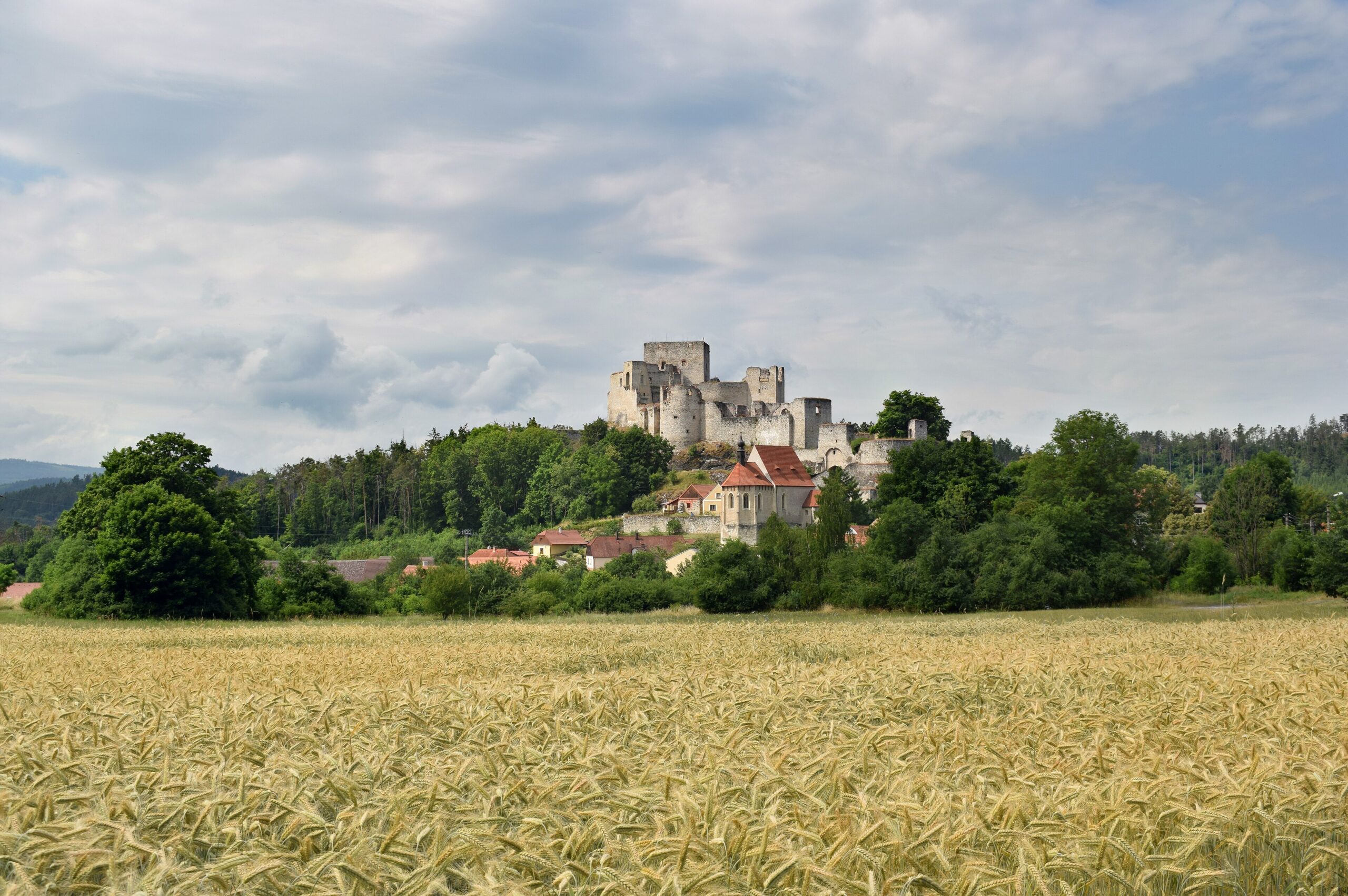 Kam na dovolenou v západních Čechách: 15 tipů na lázně i hrady 11 Největší hradní zřícenina v Česku, hrad Rabí nad poli (Foto: V. Švarc, CC BY-SA 4.0, Wikimedia Commons)