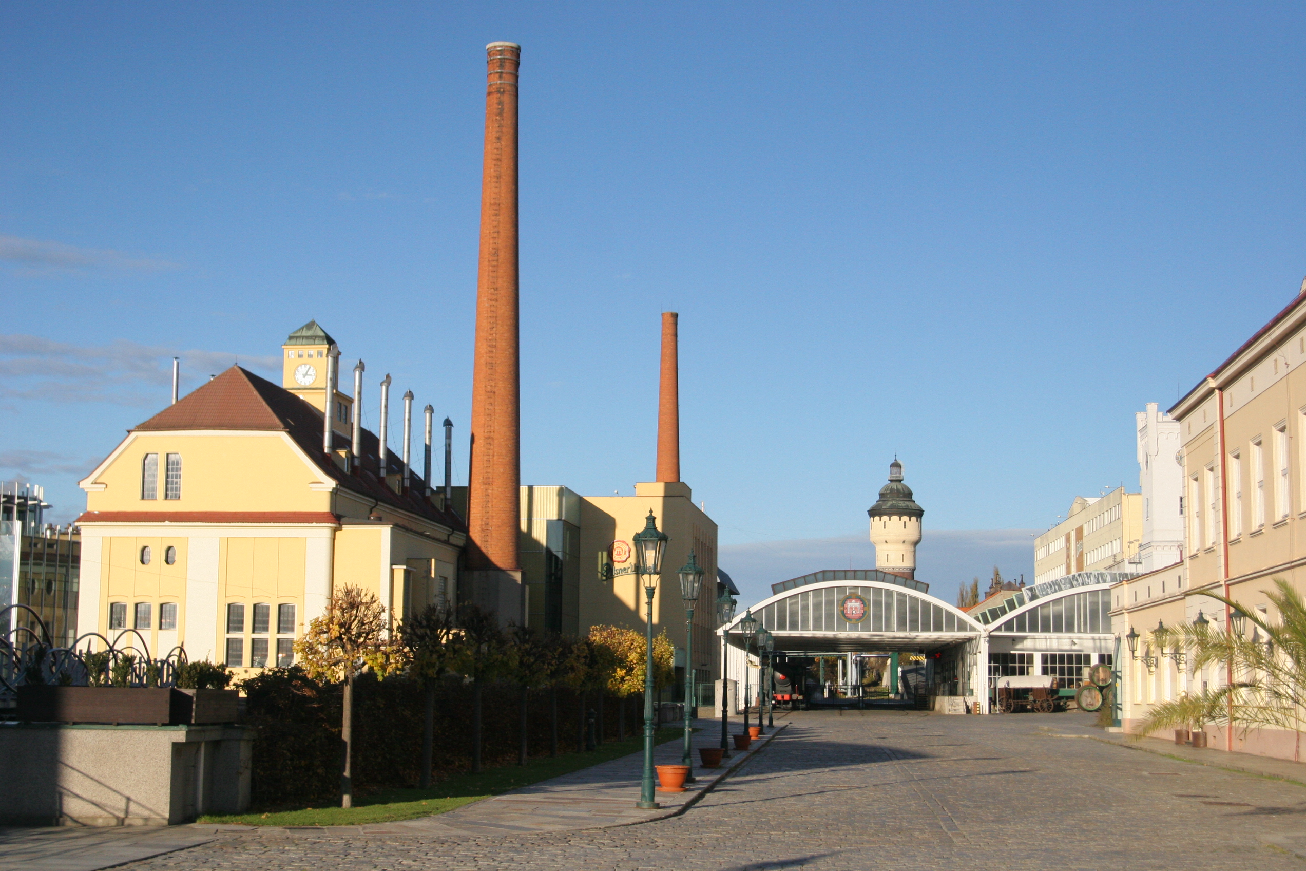 Kam na dovolenou v západních Čechách: 15 tipů na lázně i hrady 5 Brána a komíny pivovaru Plzeňský Prazdroj (Foto: Alexander Baranov, CC BY 2.0, Wikimedia Commons)