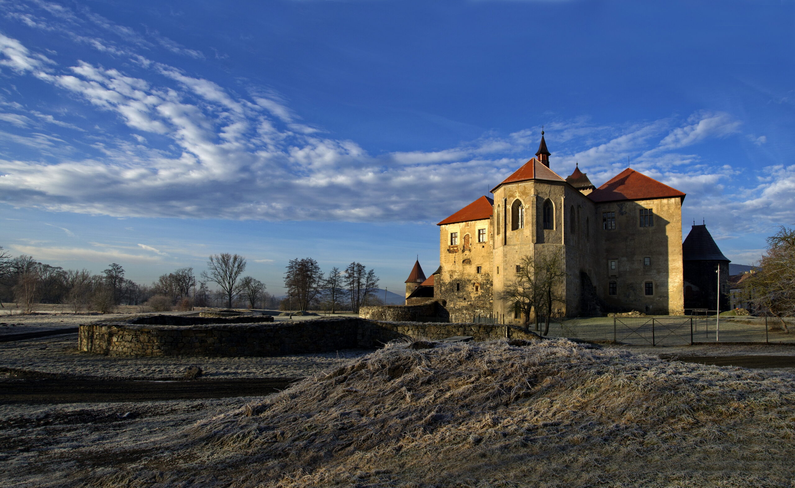 Kam na dovolenou v západních Čechách: 15 tipů na lázně i hrady 10 Vodní hrad Švihov, kde se natáčely Tři oříšky pro Popelku (Foto: Jiří Strašek, CC BY-SA 4.0, Wikimedia Commons)