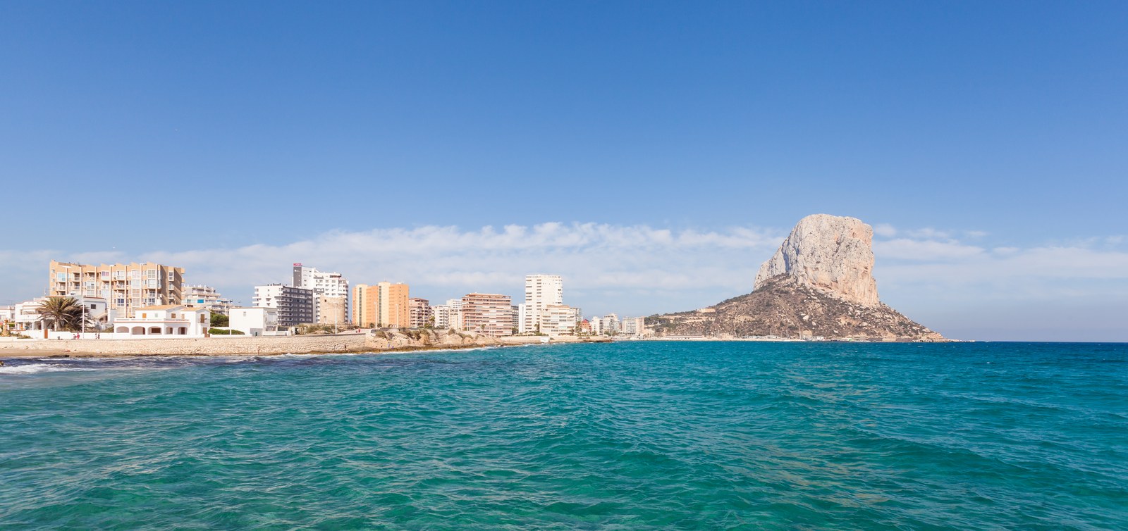 Hová menj nyaralni szeptemberben: 40 tipp tengerhez, hegyekbe és egzotikumba 7 A Costa Blanca partja Calpénél Spanyolországban