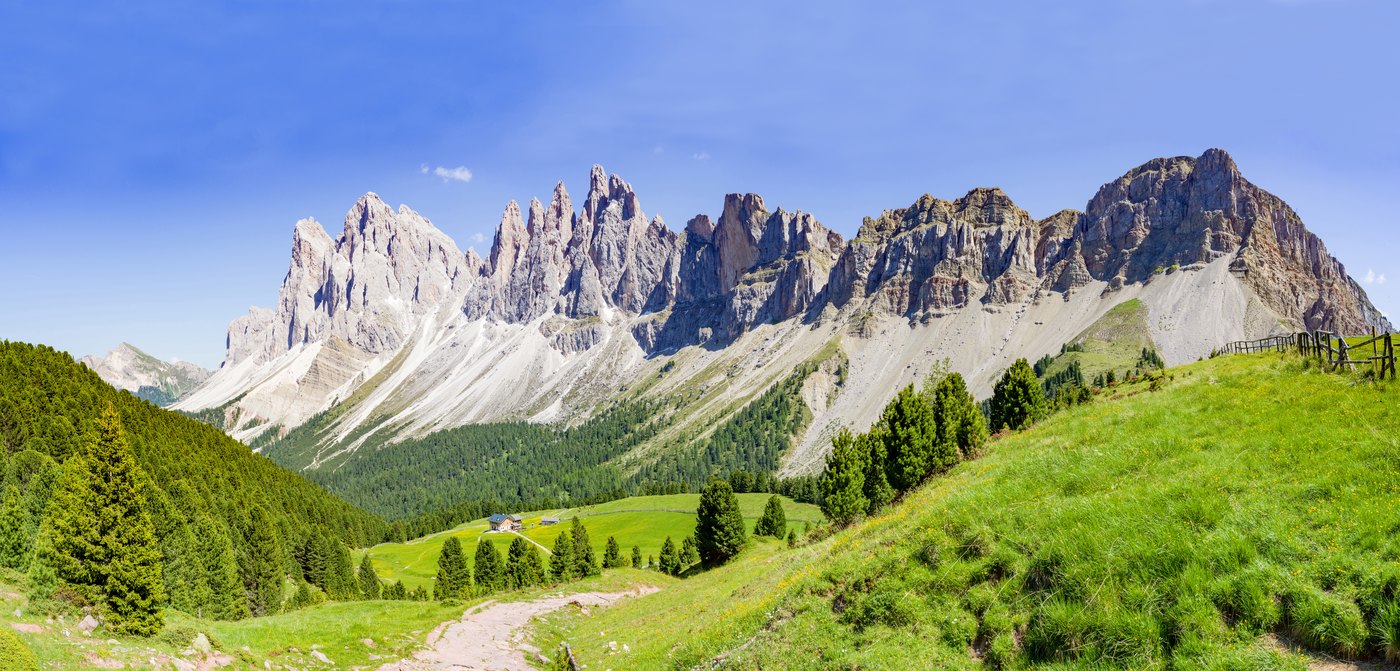Hová menj nyaralni szeptemberben: 40 tipp tengerhez, hegyekbe és egzotikumba 33 Az Odle-csoport a Dolomitokban zöld rétek fölött