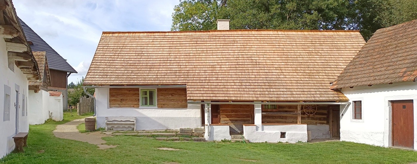 Co vidět v Písku: 39 tipů od rodačky na památky i tajné vyhlídky 41 Lidová stavení v zážitkovém parku Zeměráj u Kovářova