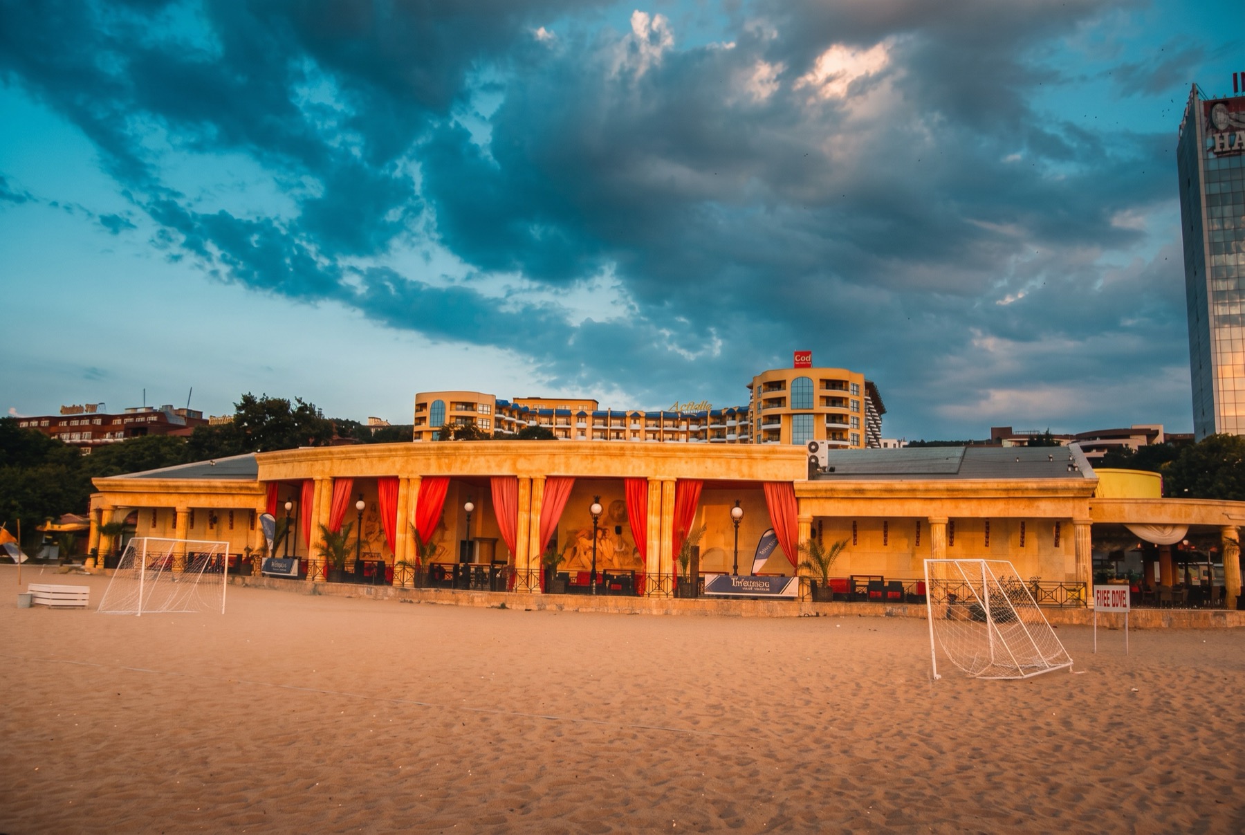 Golden Sands, Bulgaria in 2026: 15 Tips on What to See, Beaches and Costs 6 The main Golden Sands beach in season