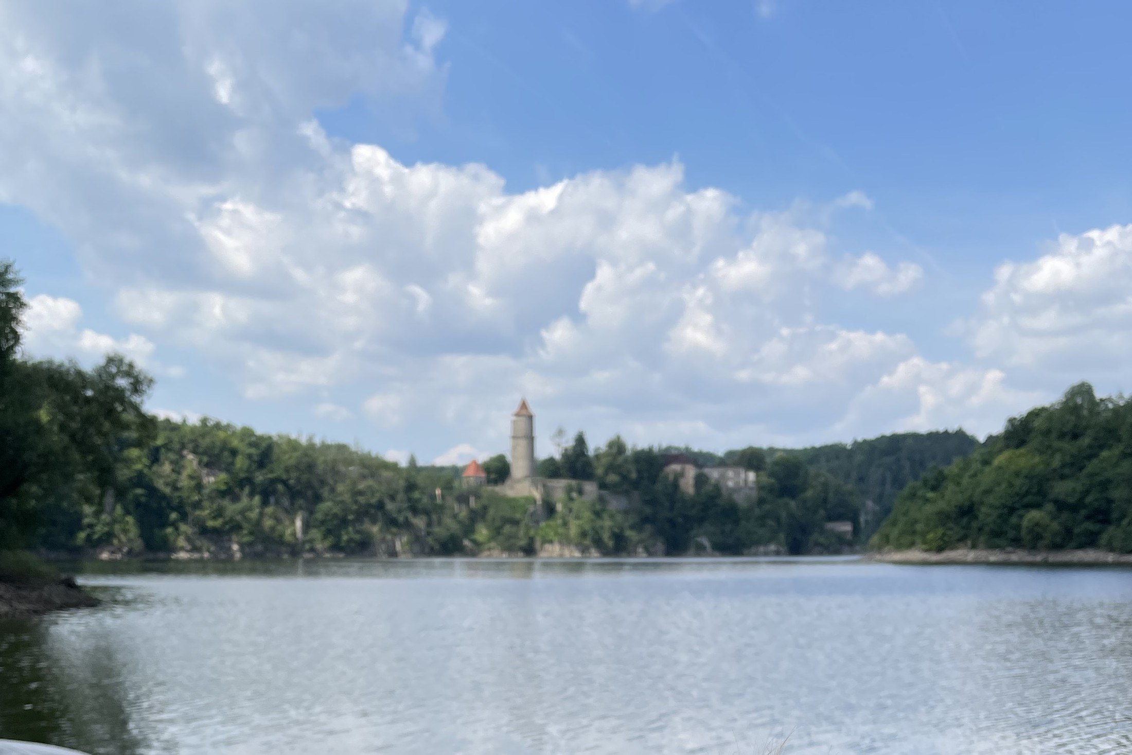 Gite nei dintorni di Písek: 30 idee tra castelli, laghi e torri panoramiche 1 Castello di Zvíkov sopra le acque del bacino di Orlík