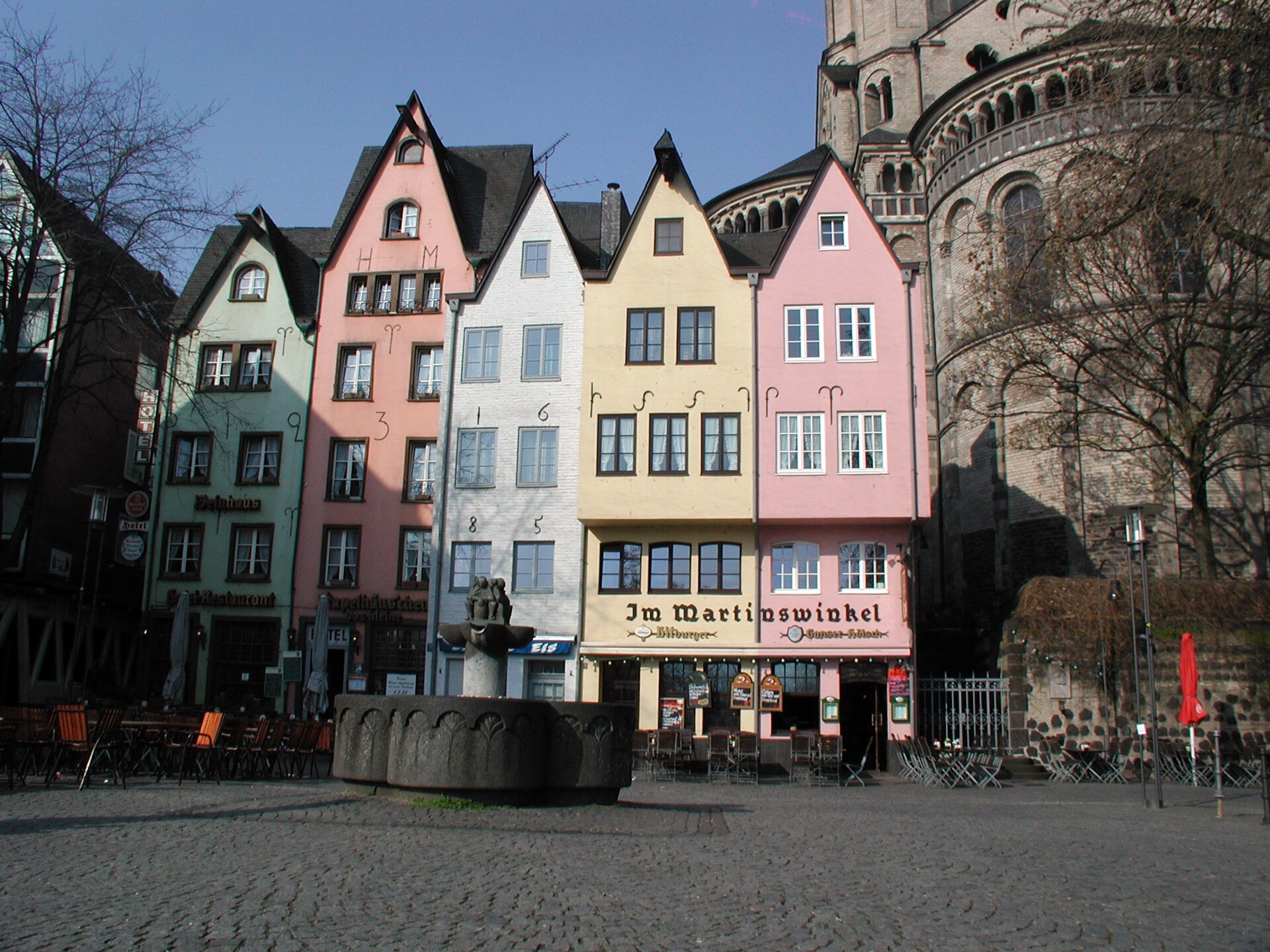 Dónde alojarte en Colonia, Alemania: 18 mejores hoteles y barrios en 2026 1 Casas coloridas en el Fischmarkt de Colonia