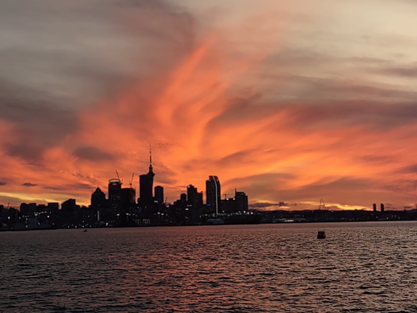 Auckland, Neuseeland: 22 Tipps, was du 2026 sehen und erleben kannst 1 Panorama von Auckland bei Sonnenuntergang