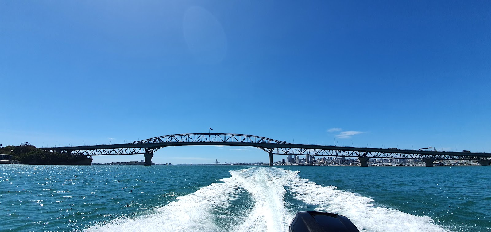 Auckland, Neuseeland: 22 Tipps, was du 2026 sehen und erleben kannst 16 Auckland Harbour Bridge vom Boot aus