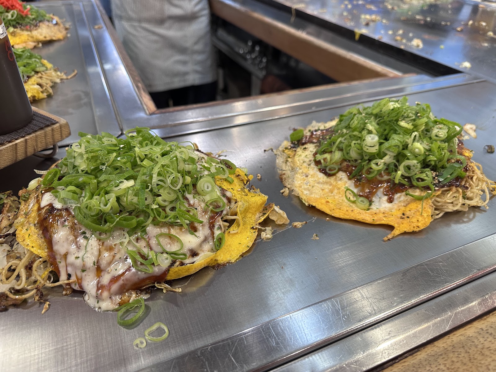 Hiroshima, Japan: 22 Tipps für 2026 8 Hiroshima-Okonomiyaki auf der Grillplatte in Okonomi-mura