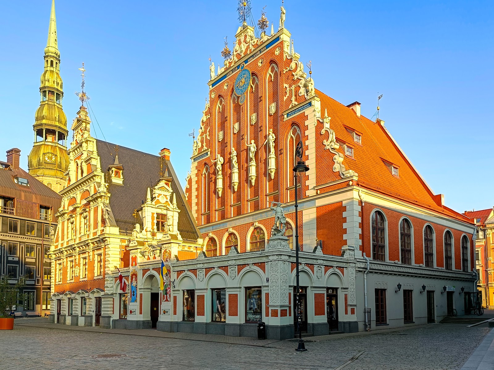 Riga: 20 Tipps, was du 2026 sehen und unternehmen kannst 2 Schwarzhäupterhaus (House of the Black Heads)