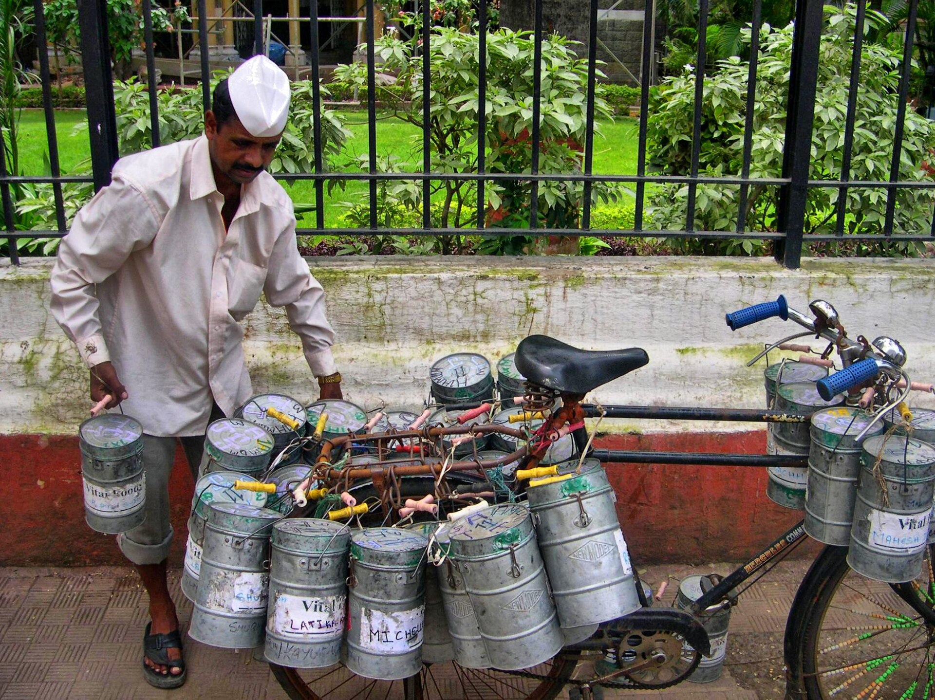 Mumbai, India: 22 tipp, mit láss és csinálj 2026-ban 24 Dabbawala biciklivel és fém ebéddobozokkal