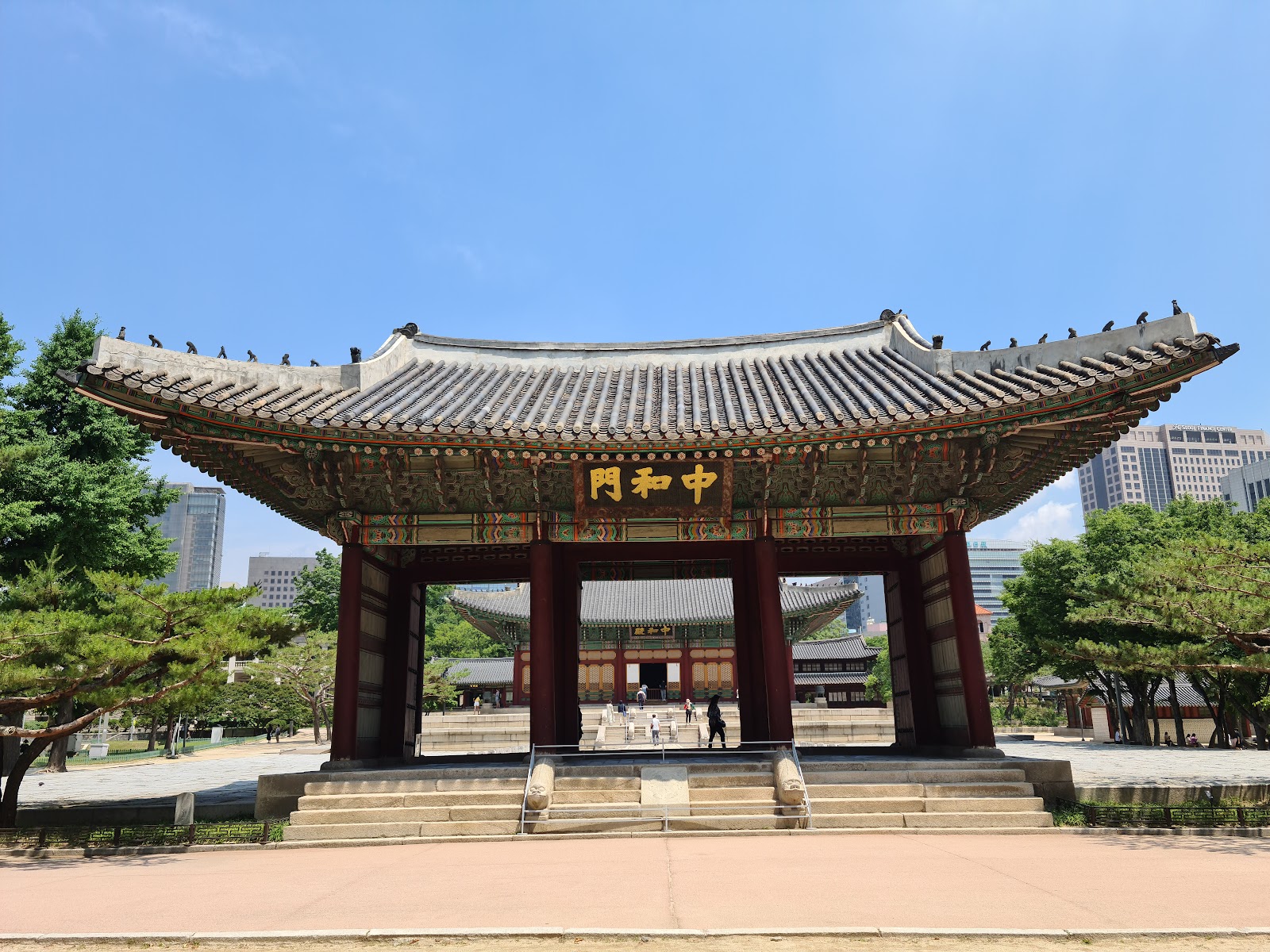 Seoul Südkorea: 22 Tipps was du sehen und erleben solltest 2026 5 Deoksugung-Palast inmitten von Wolkenkratzern