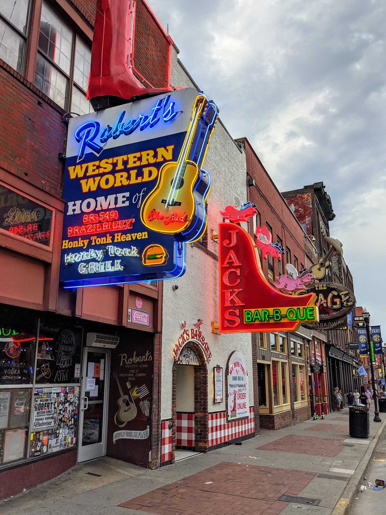 Nashville, USA: 22 Tipps für Sehenswürdigkeiten und Aktivitäten 2026 5 Honky Tonk Highway (Lower Broadway)