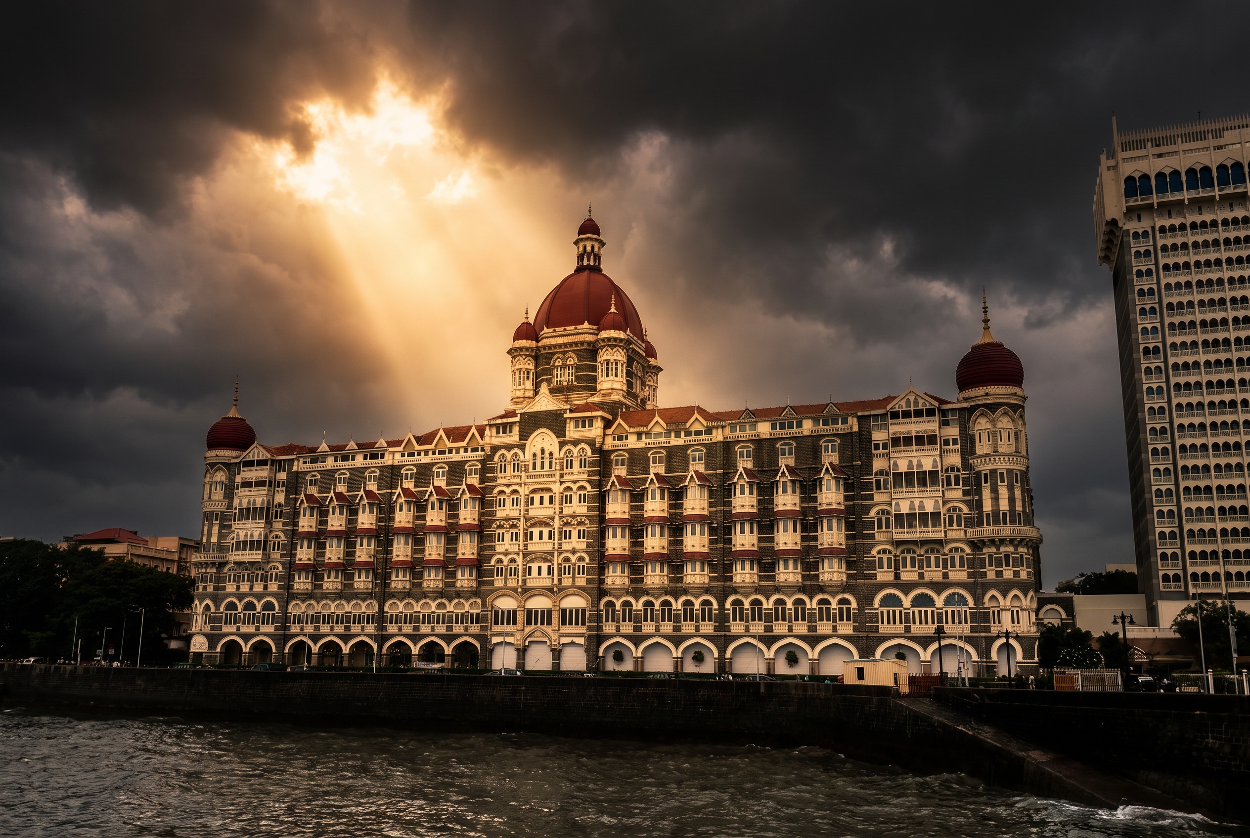 Mumbai, India: 22 tipp, mit láss és csinálj 2026-ban 1 A Taj Mahal Palace hotel a tengerparton a Gateway of India közelében
