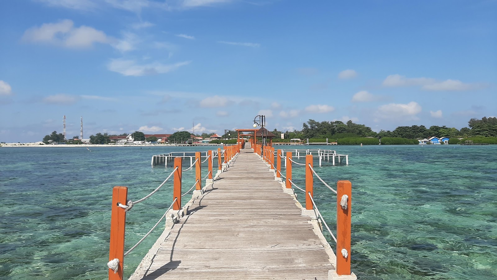Jakarta, Indonesien: 22 Tipps, was du 2026 sehen und erleben kannst 24 Steg auf der Insel Pramuka im Archipel der Tausend Inseln
