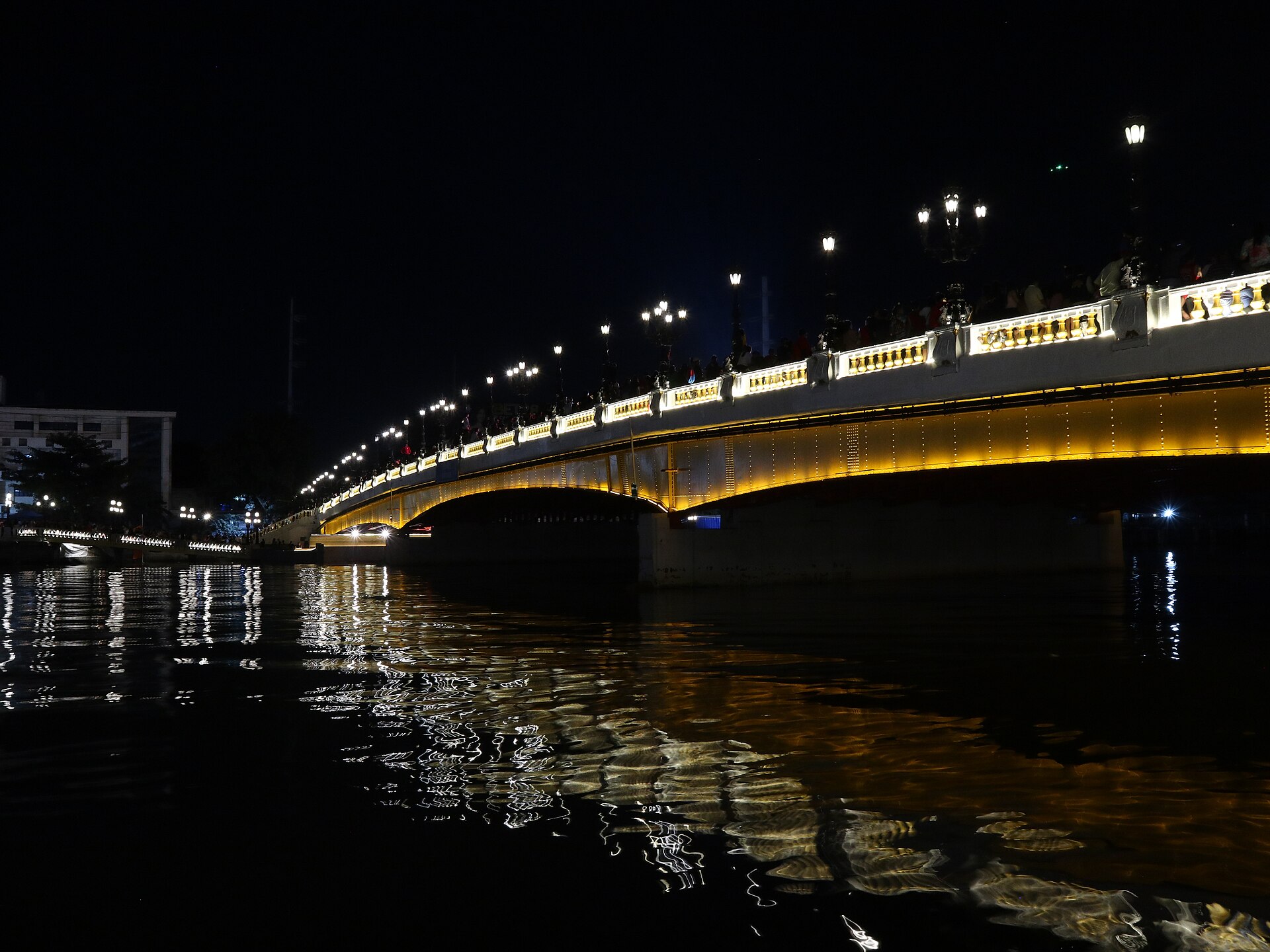 Manille, Philippines : 22 idées de visites et d’activités en 2026 10 Jones Bridge de nuit au-dessus de la rivière Pasig