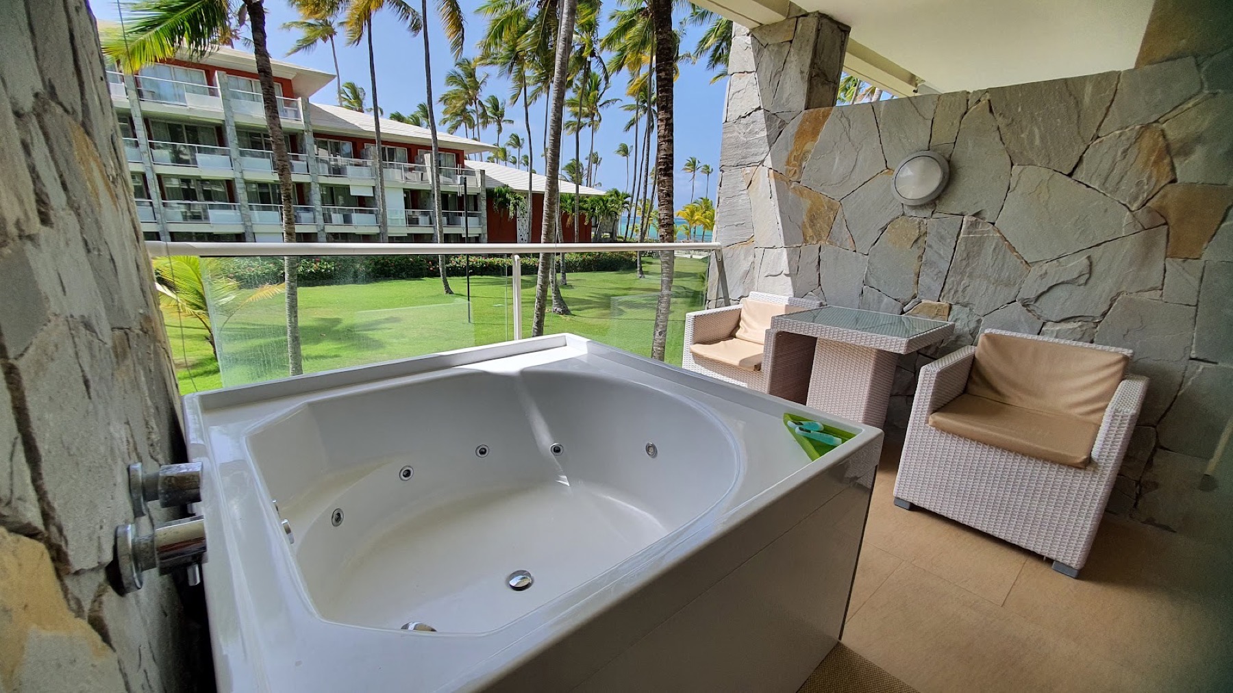 All-inclusive a Punta Cana e nei Caraibi: 27 resort per tipo di vacanza nel 2026 2 Vasca idromassaggio sulla terrazza di una camera al Barceló Bávaro Palace sulla spiaggia di Bávaro