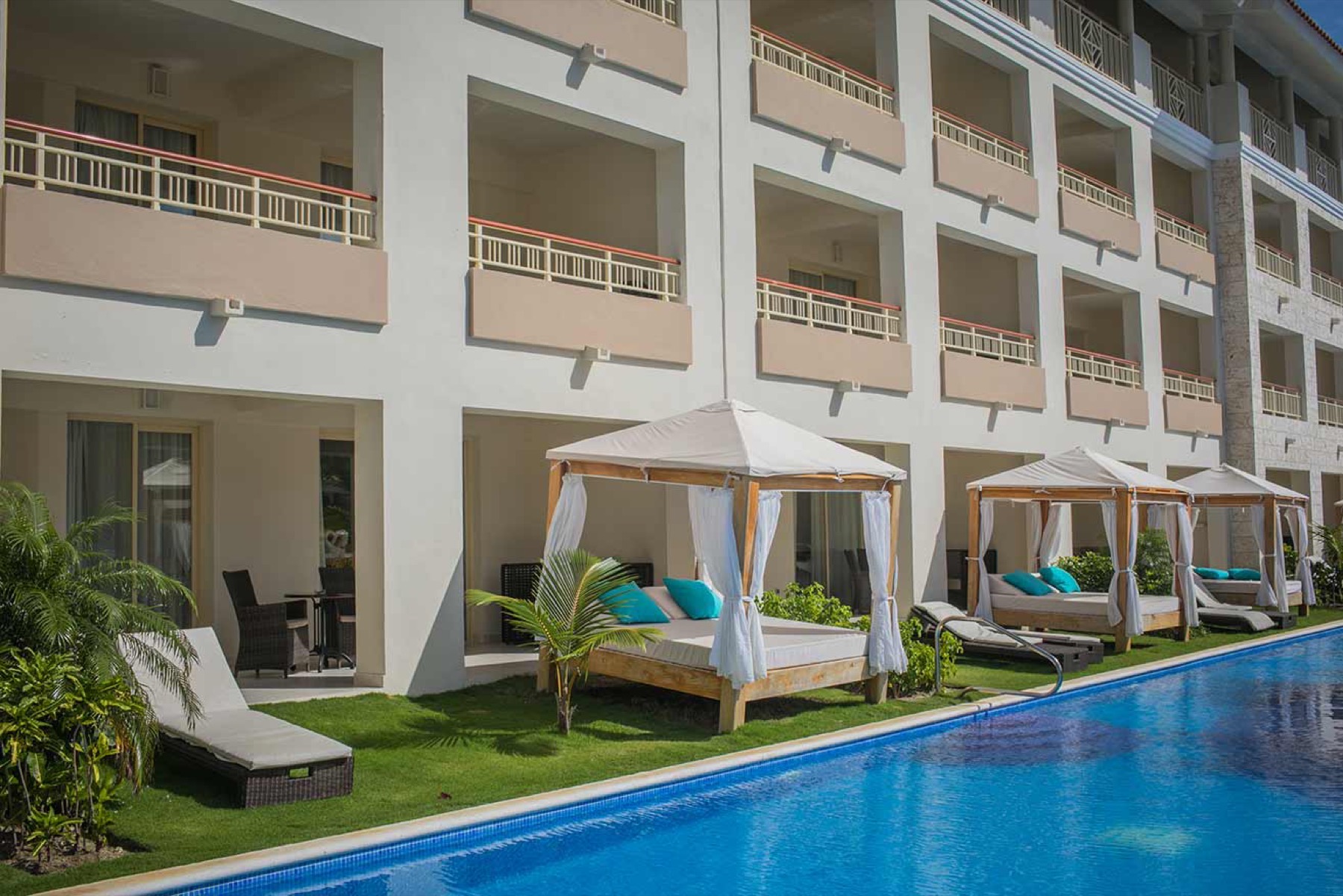 All-inclusive a Punta Cana e nei Caraibi: 27 resort per tipo di vacanza nel 2026 4 Piscina e sdraio al resort Majestic Mirage sulla spiaggia di Bávaro