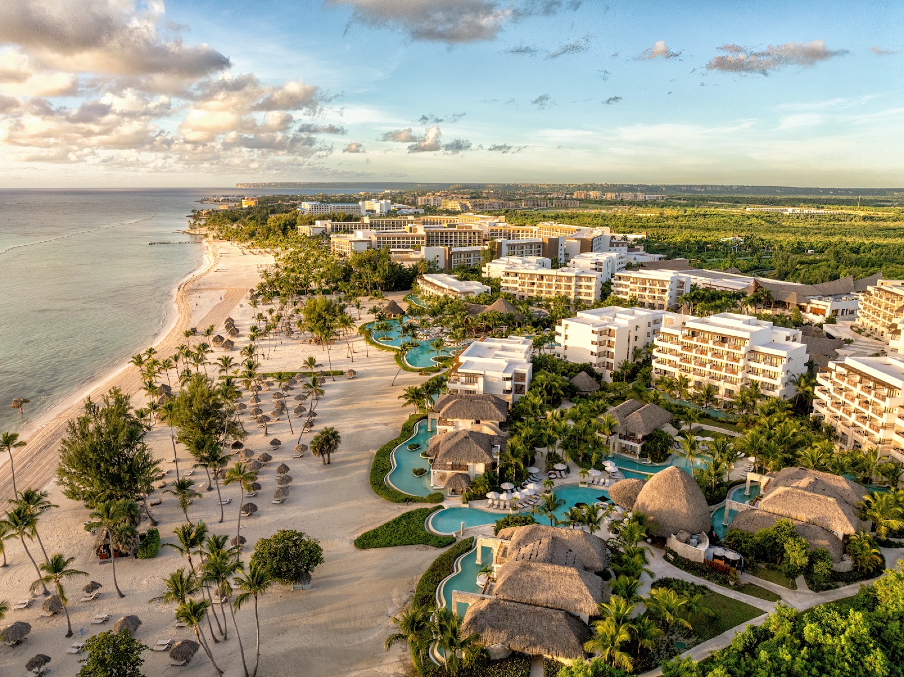 All-inclusive a Punta Cana e nei Caraibi: 27 resort per tipo di vacanza nel 2026 14 Vista aerea del resort Secrets Cap Cana sulla spiaggia di Juanillo